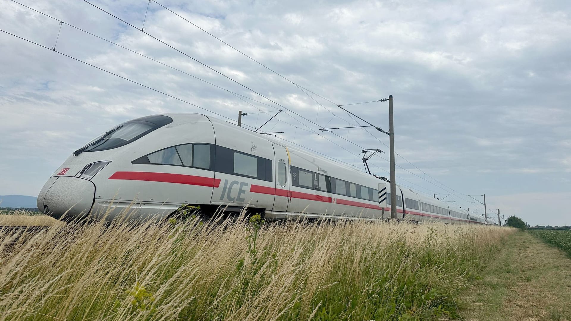 Der ICE, in dem ein Mann in Niederbayern mehrere Passagiere angegriffen hat: Rettungskräfte waren mit einem Großaufgebot vor Ort.