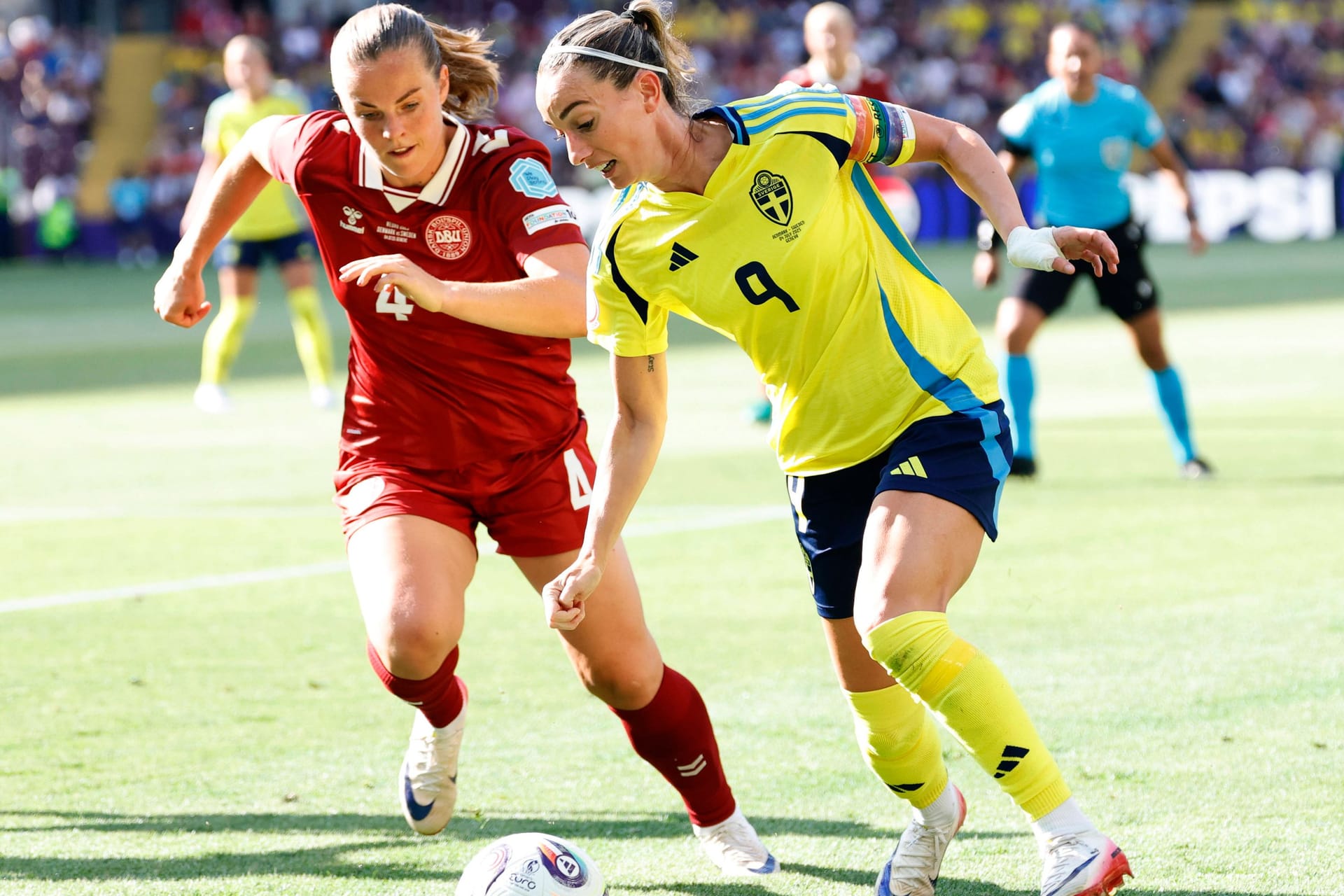 Kosovare Asllani (r.) im Duell mit ihrer dänischen Gegenspielerin Emma Faerge.