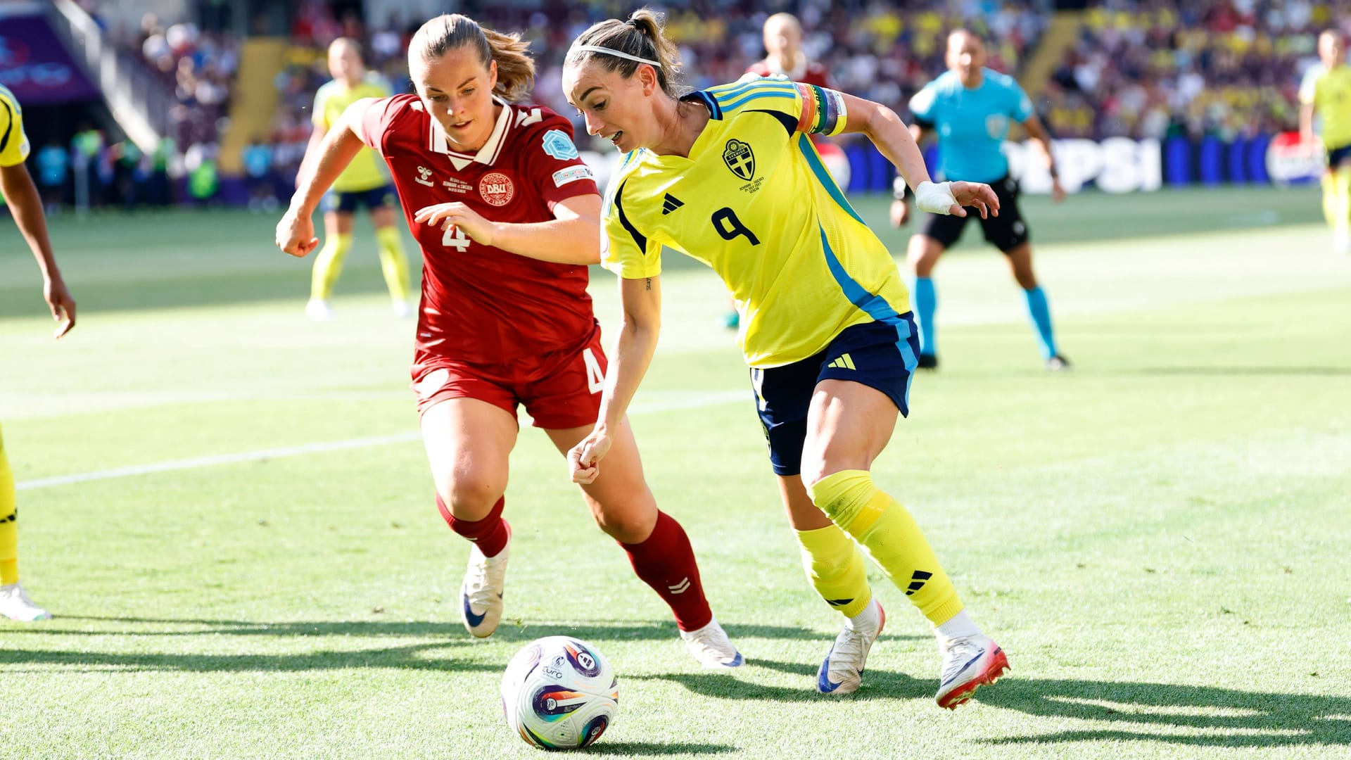 Kosovare Asllani (r.) im Duell mit ihrer dänischen Gegenspielerin Emma Faerge.