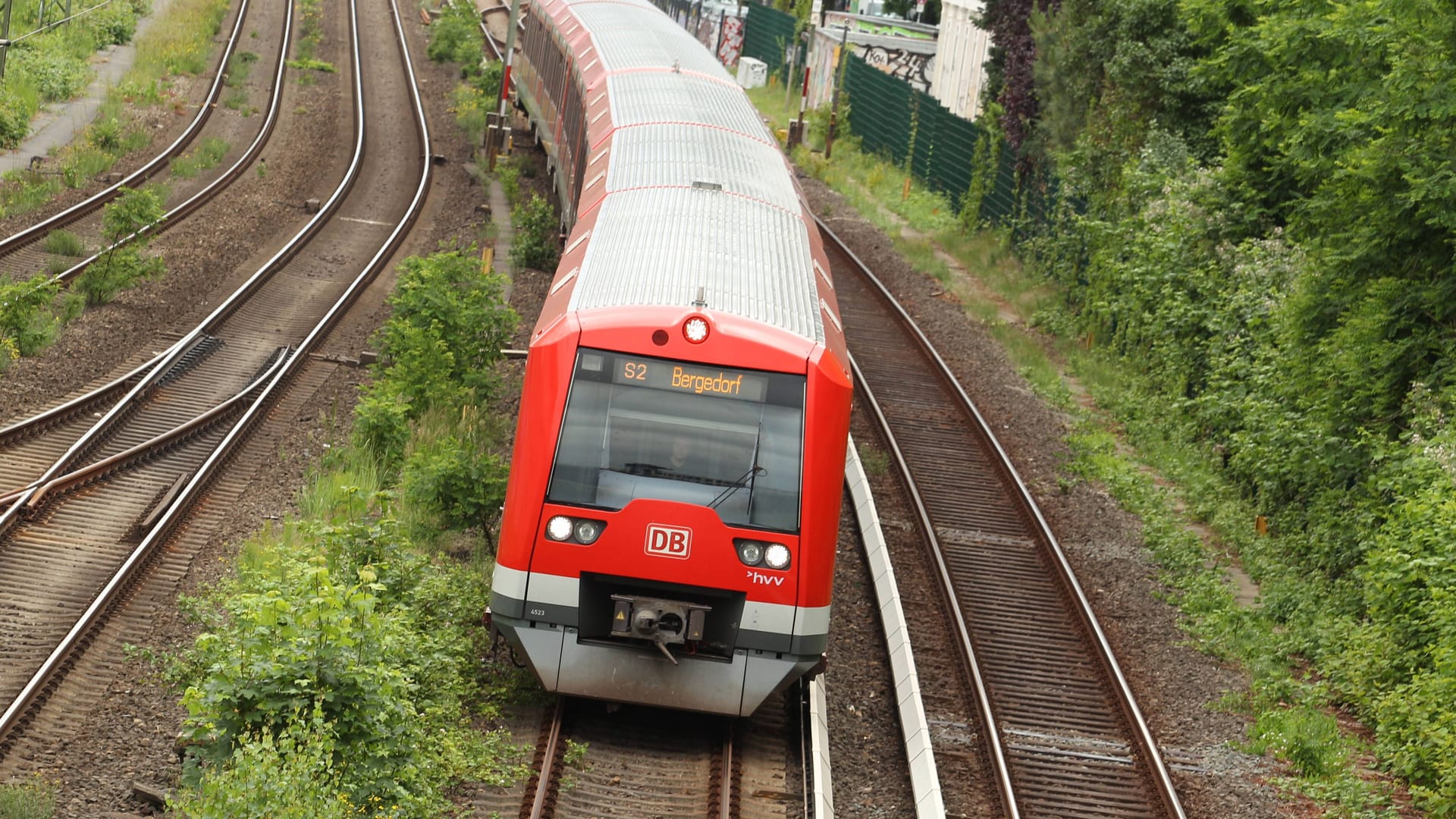 S2 auf dem Weg nach Bergedorf (Symbolfoto): Die Strecke zwischen dem Hamburger Stadtteil und Schwarzenbek war am Abend gesperrt. S2 auf dem Weg nach Bergedorf (Symbolfoto): Die Strecke zwischen dem Hamburger Stadtteil und Schwarzenbek war am Abend gesperrt.