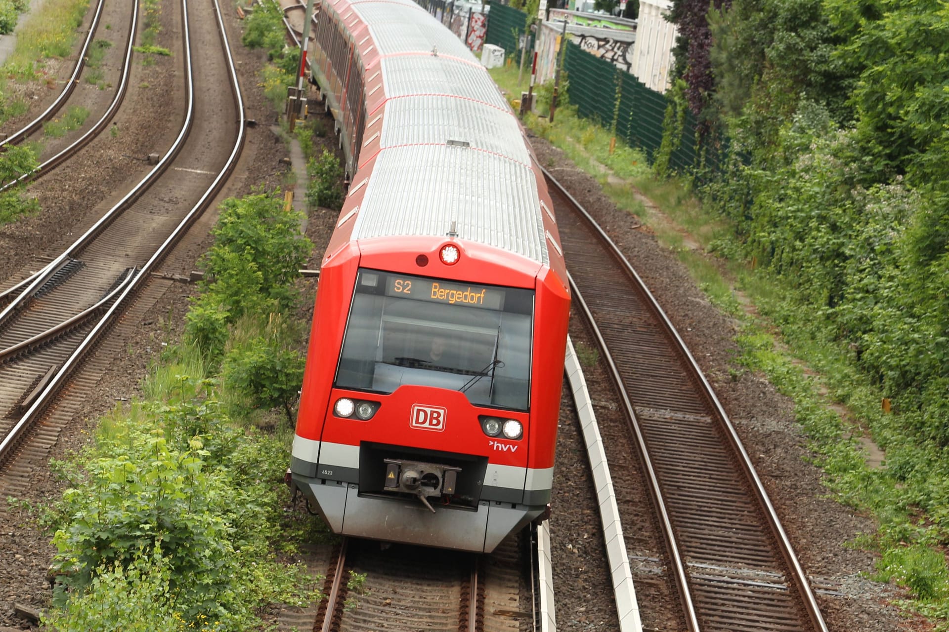 S2 auf dem Weg nach Bergedorf (Symbolfoto): Die Strecke zwischen dem Hamburger Stadtteil und Schwarzenbek war am Abend gesperrt.