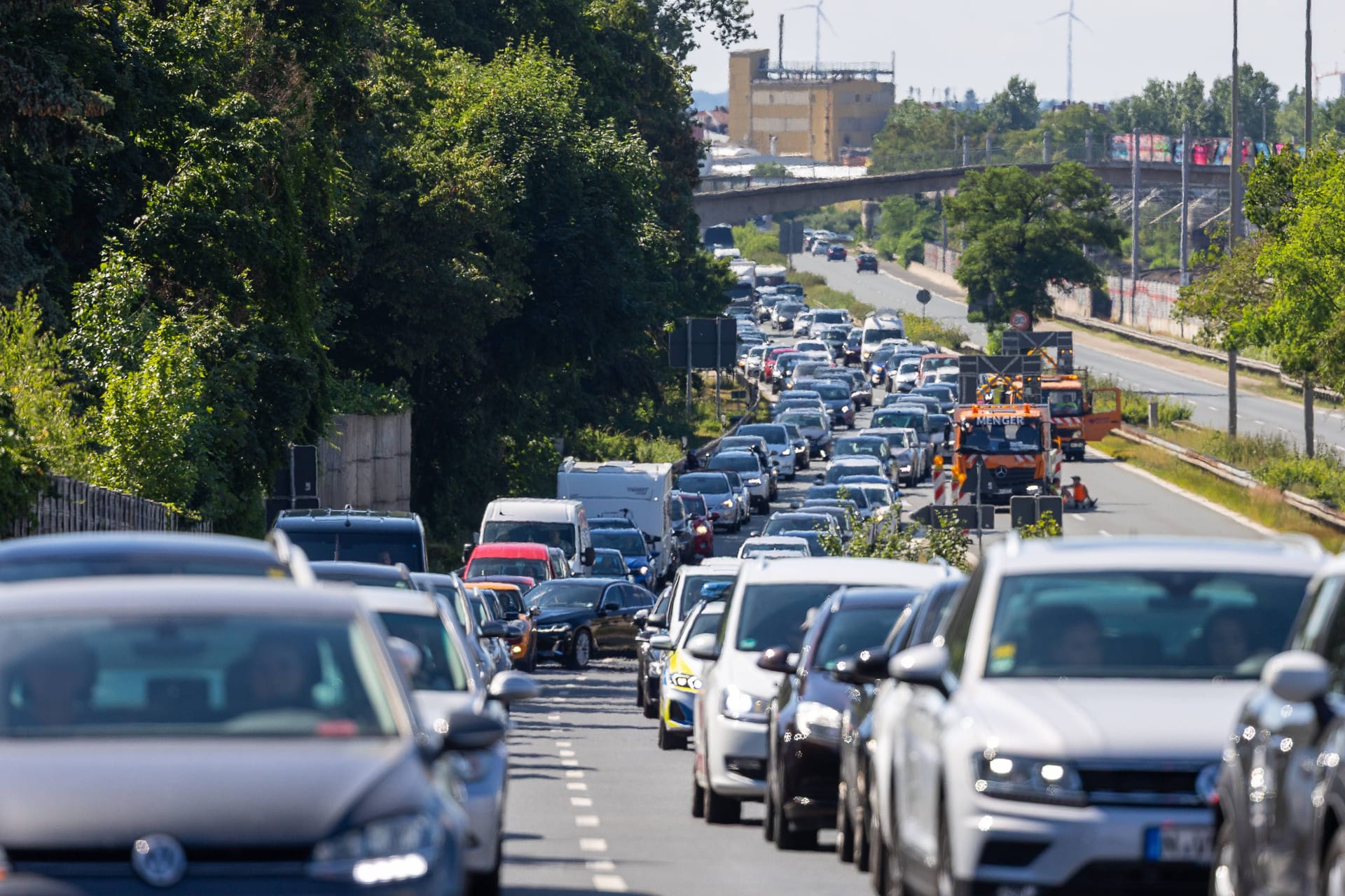 Lange Staus: Der Ferienverkehr füllt vielerorts die Straßen (Symbolbild). Lange Staus: Der Ferienverkehr füllt vielerorts die Straßen (Symbolbild).