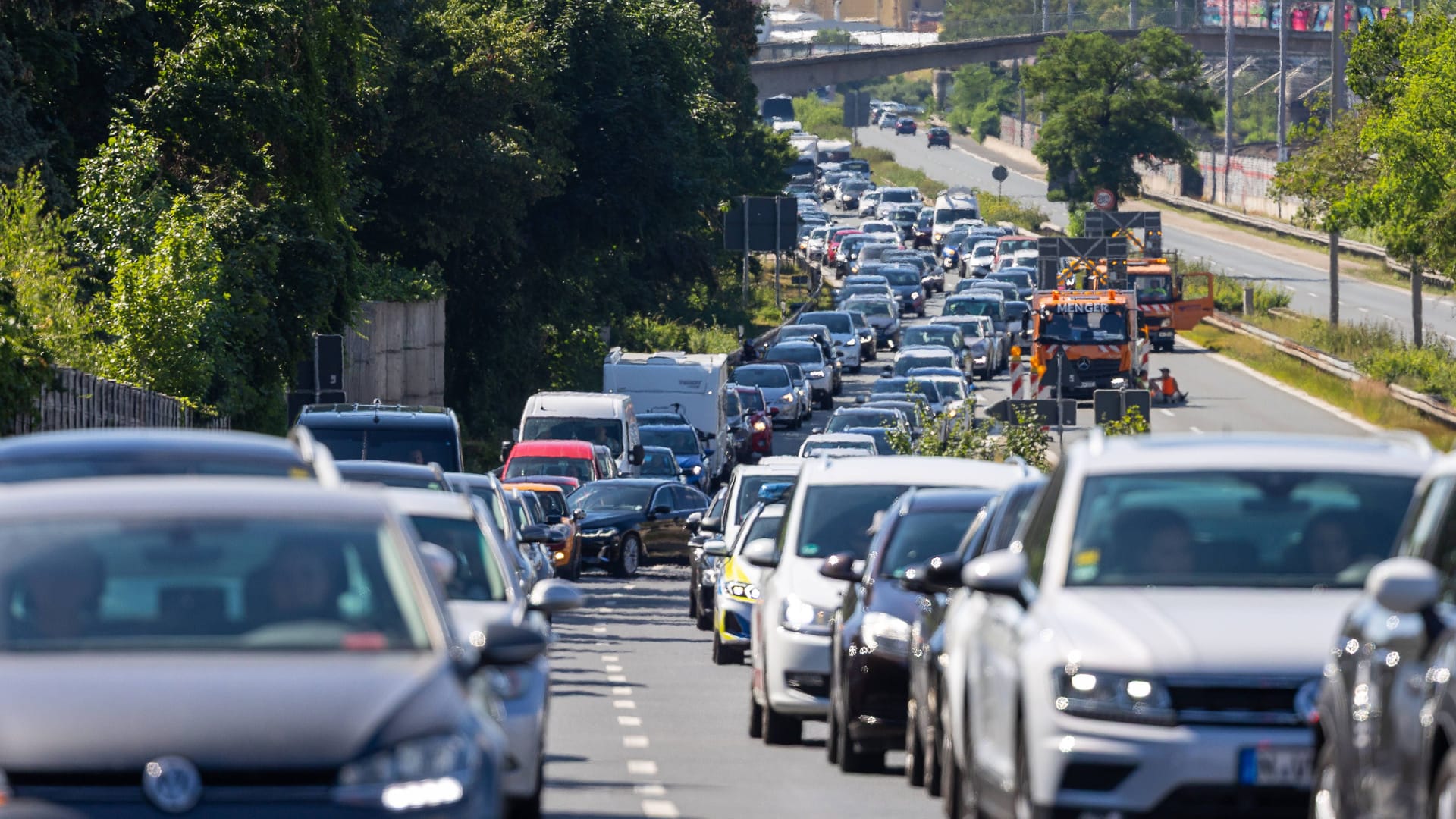 Lange Staus: Der Ferienverkehr füllt vielerorts die Straßen (Symbolbild). Lange Staus: Der Ferienverkehr füllt vielerorts die Straßen (Symbolbild).