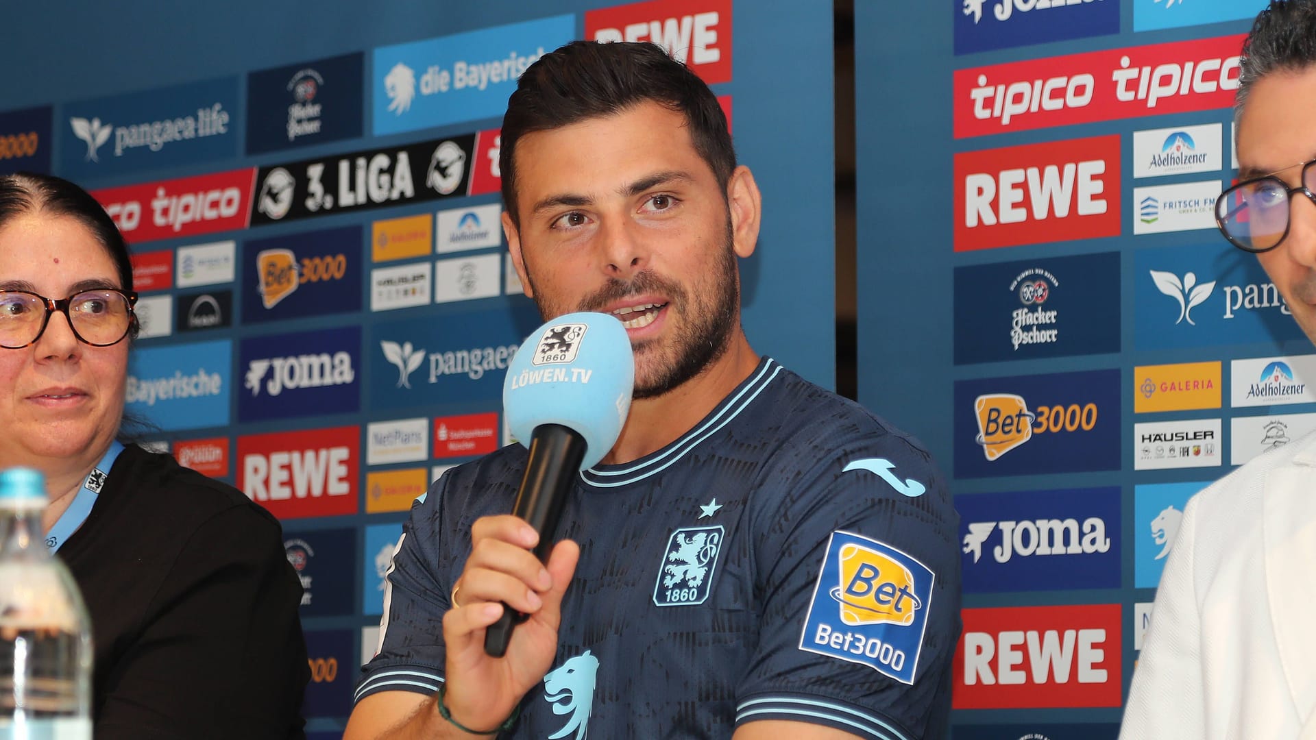 Kevin Volland bei der Eröffnung der neuen "Löwen"-Fanwelt: Seit der Rückkehr des 32-Jährigen ist bei 1860 eine riesige Euphorie entfacht. Kevin Volland bei der Eröffnung der neuen "Löwen"-Fanwelt: Seit der Rückkehr des 32-Jährigen ist bei 1860 eine riesige Euphorie entfacht.