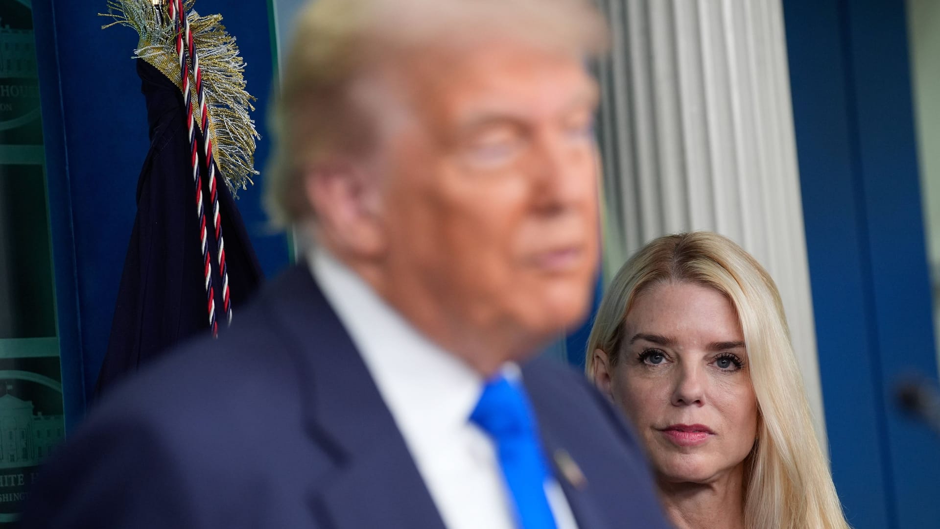 Pam Bondi wurde von Trump zur Generalstaatsanwältin befördert: Sie behauptete noch im Februar, eine Kundenliste von Epstein auf dem Schreibtisch liegen zu haben.