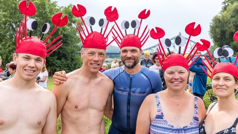 Felix (l-r), Rainer, Sven, Ines und Judith aus Dresden haben sich für ihre erste und zweite Teilnahme am Elbeschwimmen Krebsfiguren als Badekappen angezogen: Das Schwimmen findet in diesem Jahr bereits zum 28. Mal statt. Felix (l-r), Rainer, Sven, Ines und Judith aus Dresden haben sich für ihre erste und zweite Teilnahme am Elbeschwimmen Krebsfiguren als Badekappen angezogen: Das Schwimmen findet in diesem Jahr bereits zum 28. Mal statt.