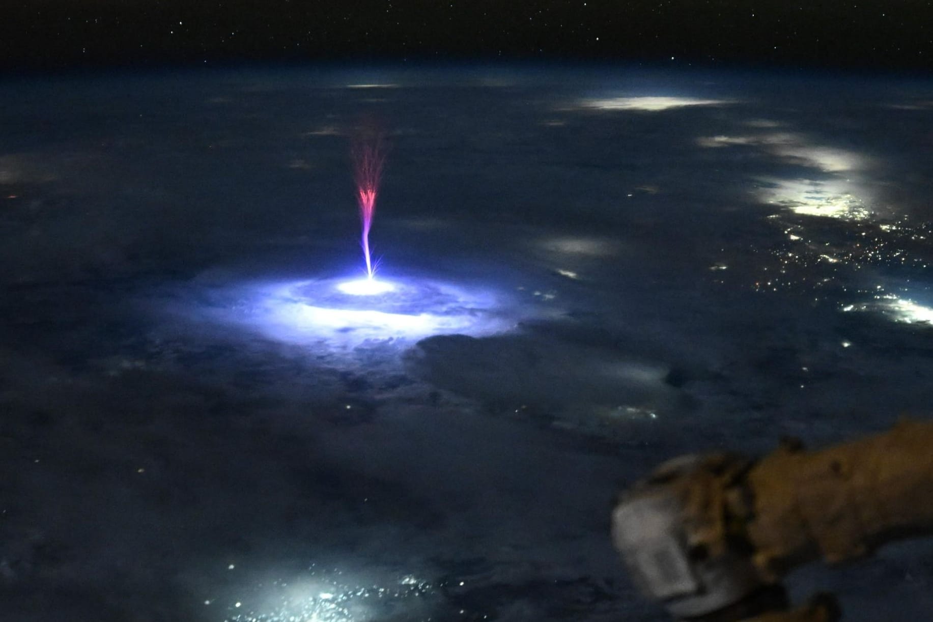 Dieser "Sprite" genannte Lichtblitz bildete sich während eines Gewitters über Mexiko.