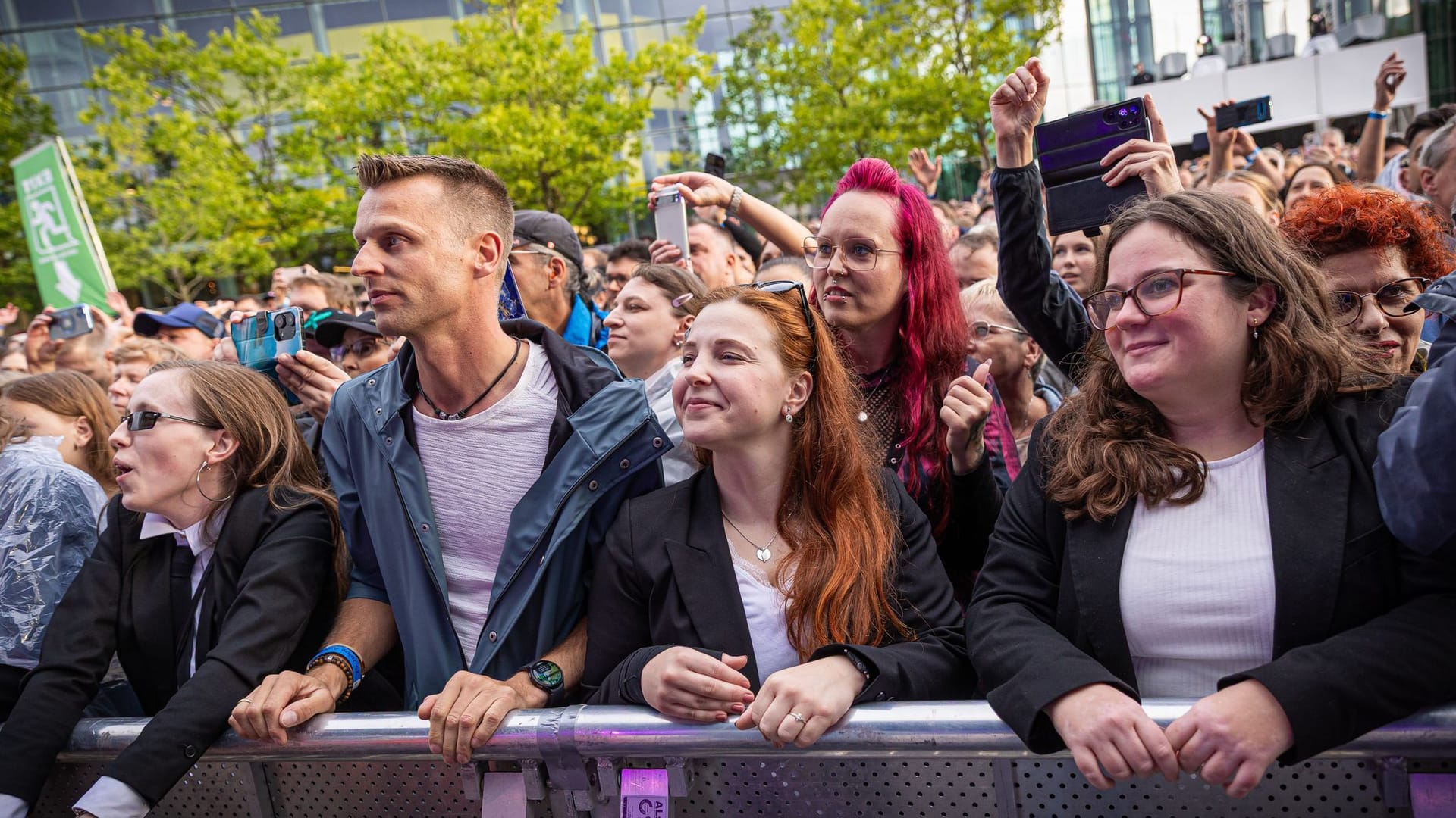 Zuschauer verfolgen das Konzert des US-amerikanischen Schauspielers, Filmproduzenten und Rappers Will Smith.