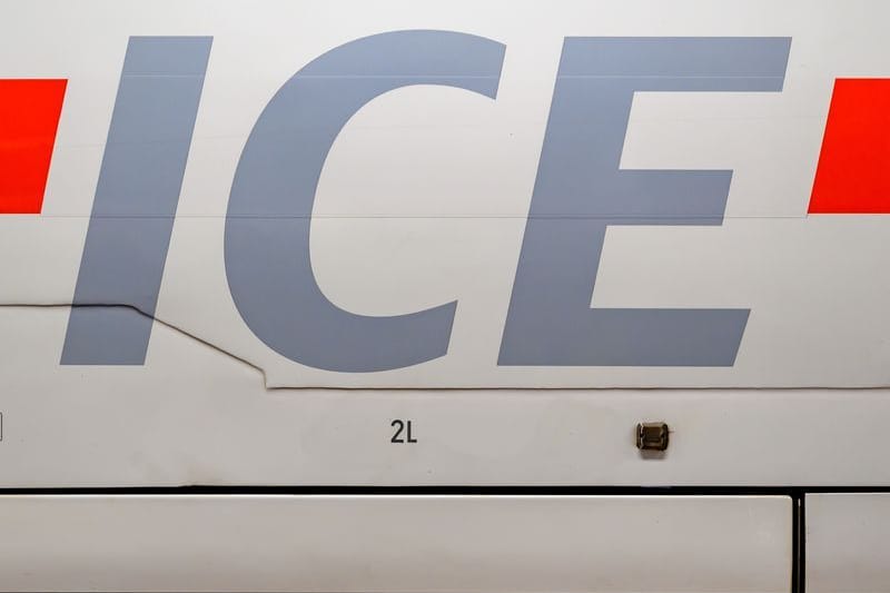 Ein ICE steht im Werk der Deutschen Bahn (Symbolbild): Die Bamberger Kriminalpolizei ermittelt wegen Verdachts auf Brandstiftung.