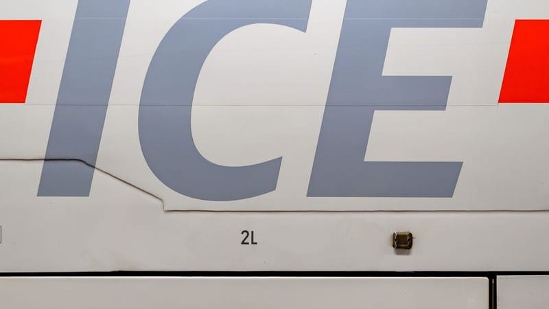 Ein ICE steht im Werk der Deutschen Bahn (Symbolbild): Die Bamberger Kriminalpolizei ermittelt wegen Verdachts auf Brandstiftung. Ein ICE steht im Werk der Deutschen Bahn (Symbolbild): Die Bamberger Kriminalpolizei ermittelt wegen Verdachts auf Brandstiftung.