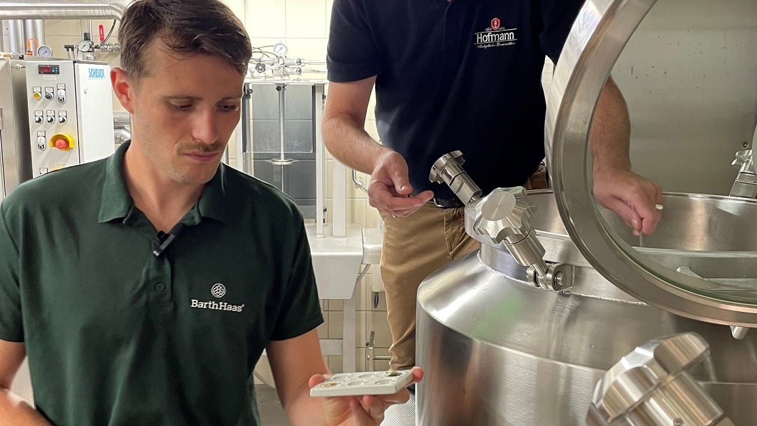 Lorenz Schareina (Brauer, BarthHaas) und Peter Köhler (Braumeister, Privatbrauerei Hofmann) überprüfen den Stärkeabbau.