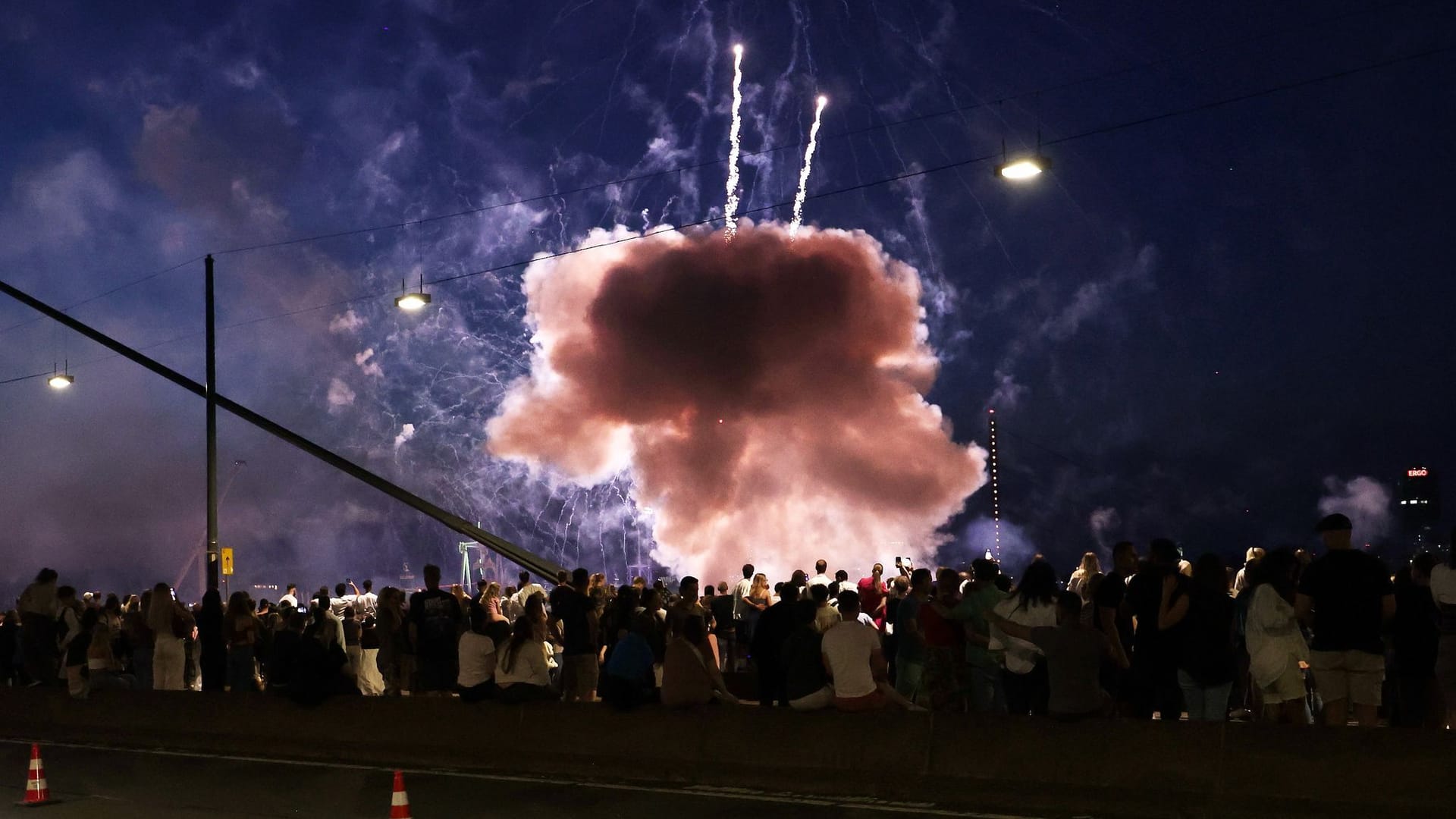 Ein Feuerwerkskörper explodiert in zu niedriger Höhe über Zuschauen beim Abschlussfeuerwerk der Rheinkirmes. Es gab mehrere Verletzte