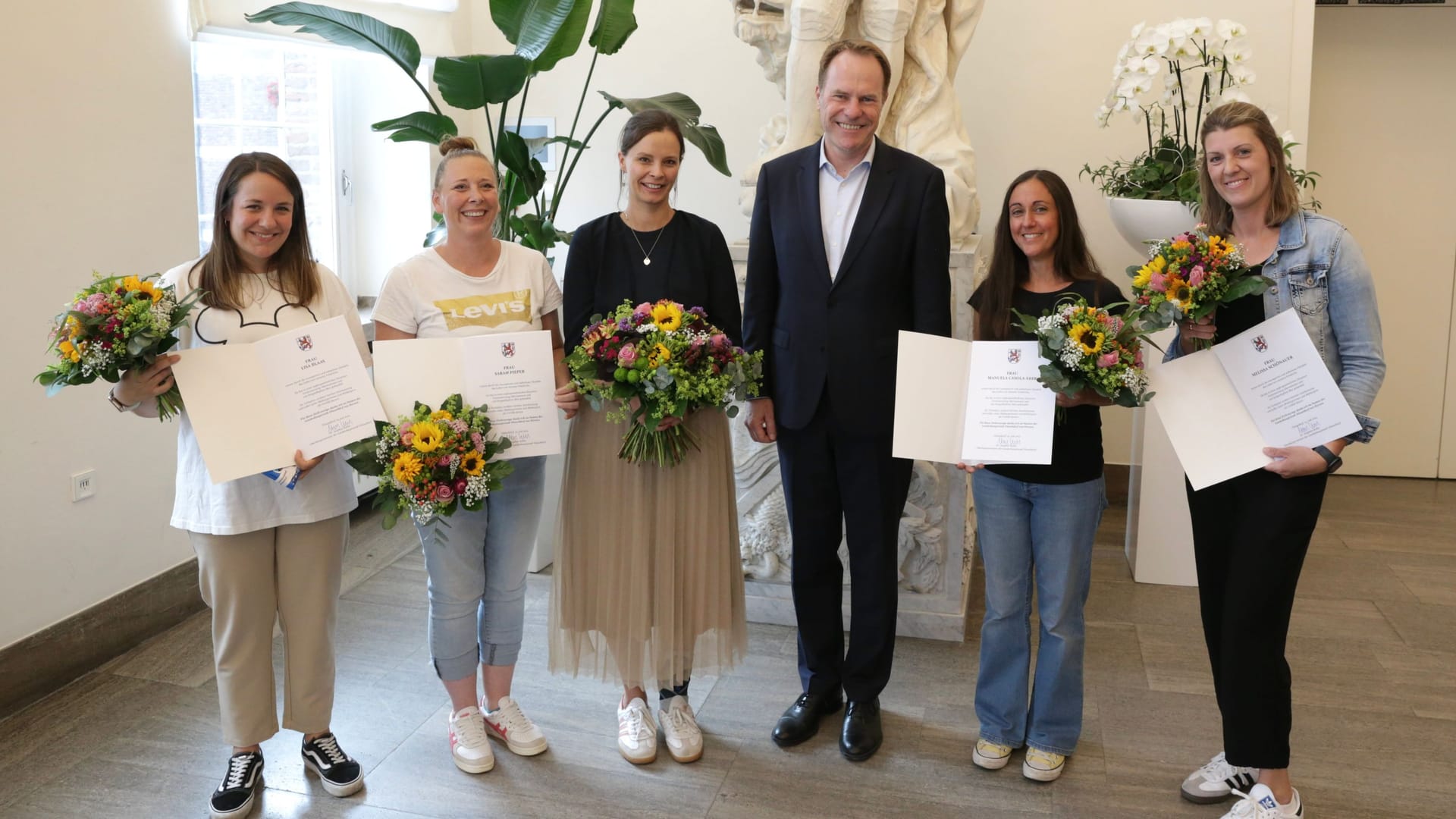 Düsseldorfs Oberbürgermeister Stephan Keller mit (v.l.) Lisa Blaas, Sarah Pieper, Annette Friedrichs, Manuela Casola-Eßer und Melissa Schönauer: Im Rathaus fand ein Empfang statt. Düsseldorfs Oberbürgermeister Stephan Keller mit (v.l.) Lisa Blaas, Sarah Pieper, Annette Friedrichs, Manuela Casola-Eßer und Melissa Schönauer: Im Rathaus fand ein Empfang statt.