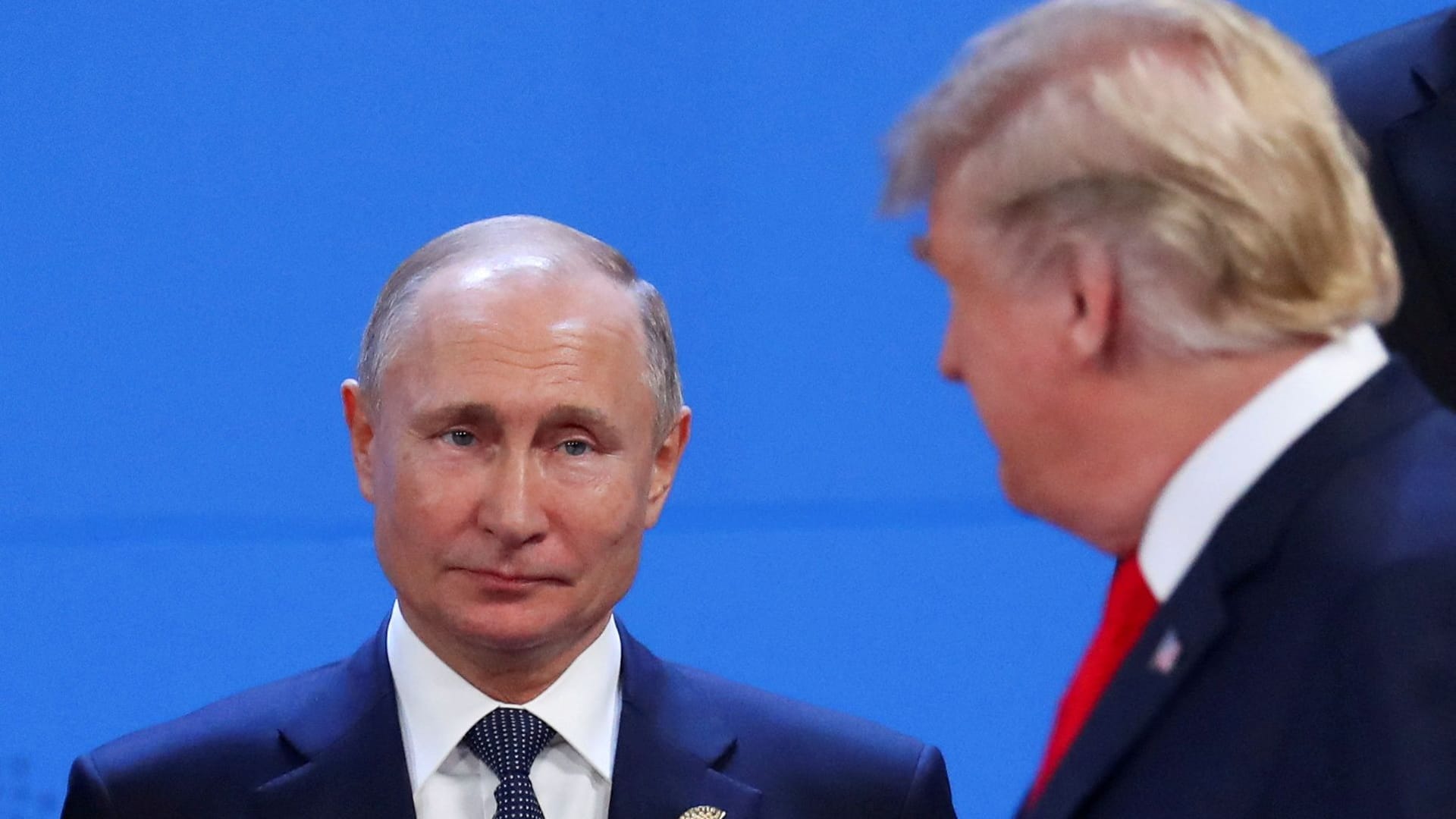 Wladimir Putin mit Donald Trump: Russlands Präsident betreibt eine Art Schauspiel.