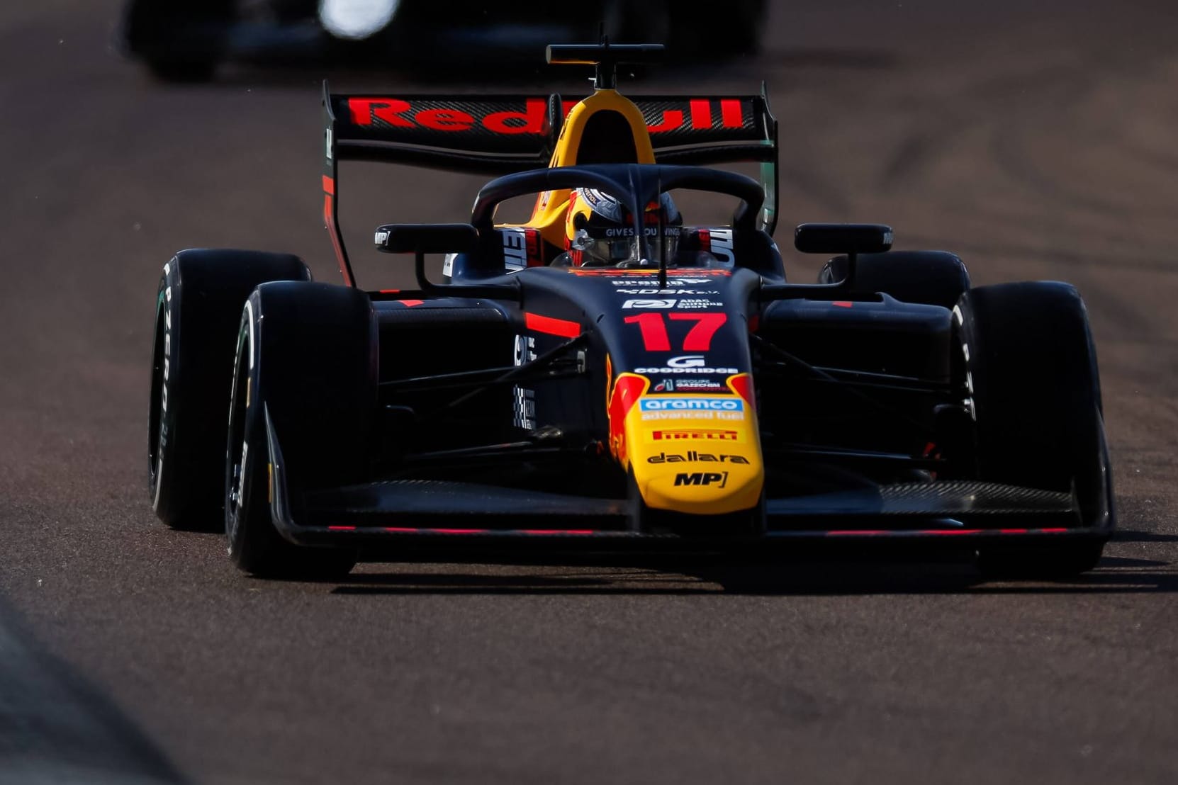 Tim Tramnitz (vorne) beim Rennen in Imola (Archivbild): Der junge Hamburger verpasste in beiden Formel-3-Rennen in Silverstone die Punkteränge.