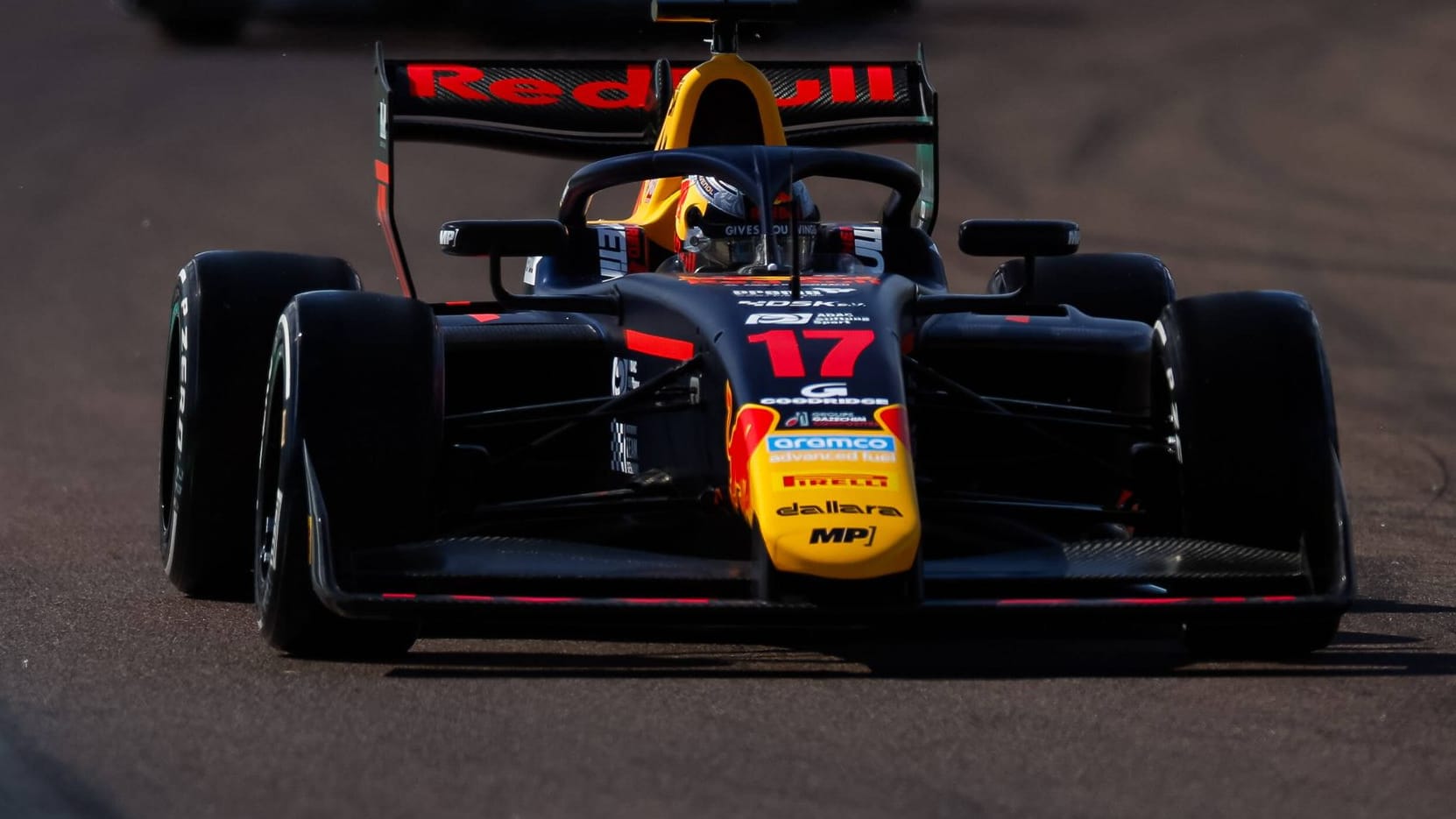 Tim Tramnitz (vorne) beim Rennen in Imola (Archivbild): Der junge Hamburger verpasste in beiden Formel-3-Rennen in Silverstone die Punkteränge. Tim Tramnitz (vorne) beim Rennen in Imola (Archivbild): Der junge Hamburger verpasste in beiden Formel-3-Rennen in Silverstone die Punkteränge.
