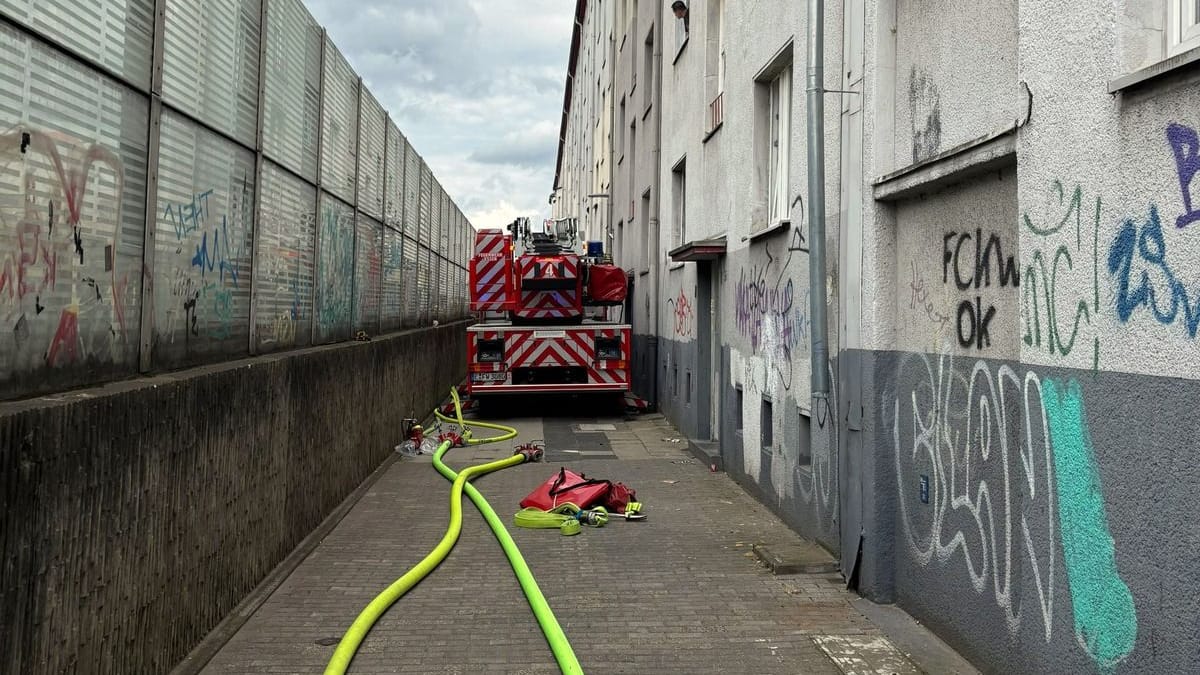 Millimeterarbeit: Für die Einsatzfahrzeuge gab es nicht viel Platz.