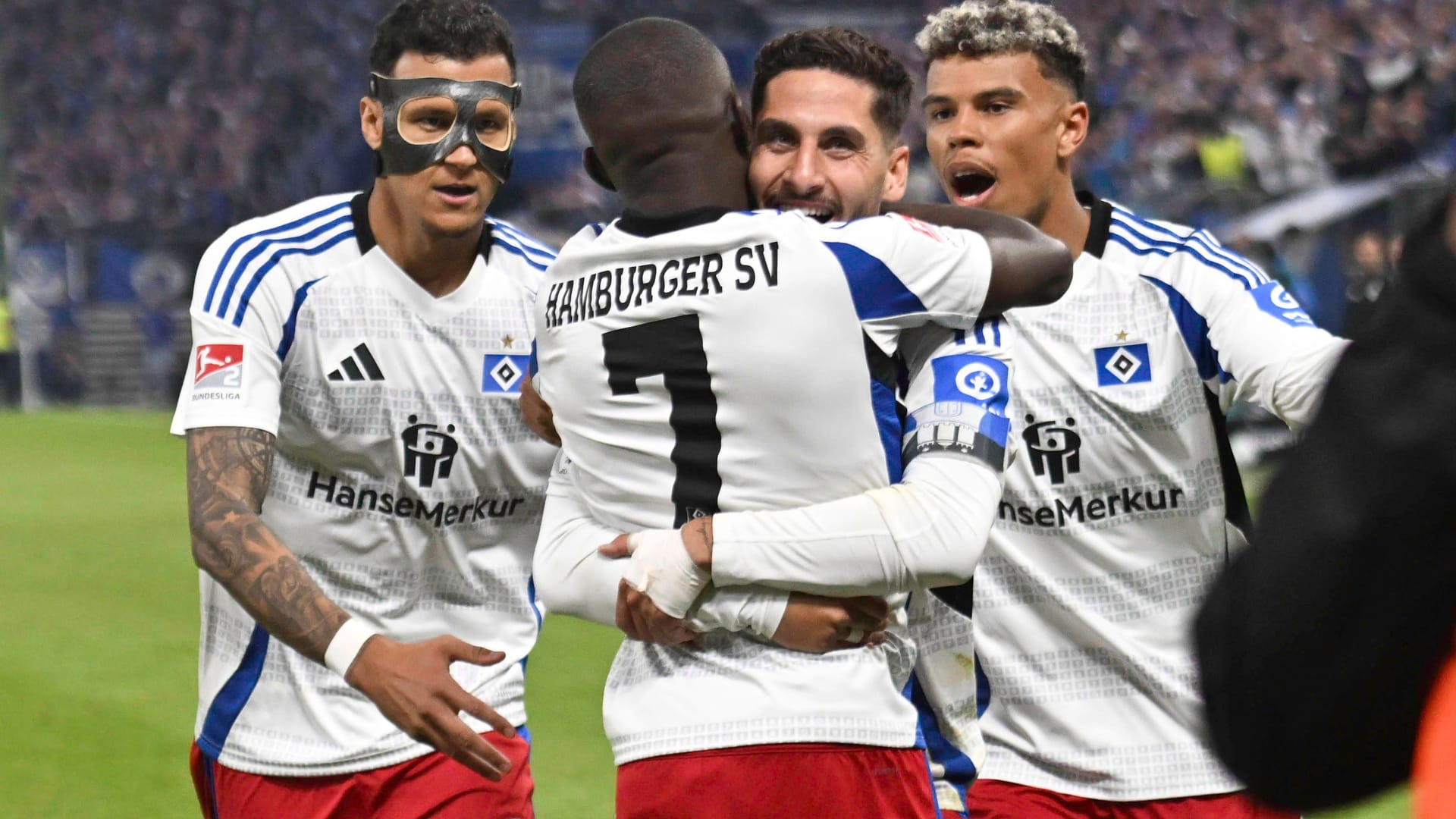Davie Selke, Ludovit Reis und Ransford Königsdörffer (v.l.) jubeln mit Jean-Luc Dompé (Archivbild): Bislang hat der HSV sein neues Heimtrikot noch nicht vorgestellt.