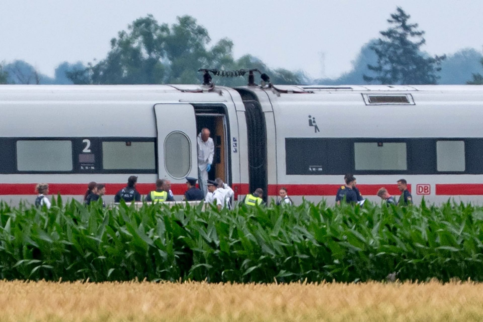 Die Polizei und Spurensicherung ermitteln in dem ICE, in dem der 20-Jährige in Niederbayern mehrere Passagiere angegriffen hat: Mittlerweile laufen Mordermittlungen gegen den Syrer.