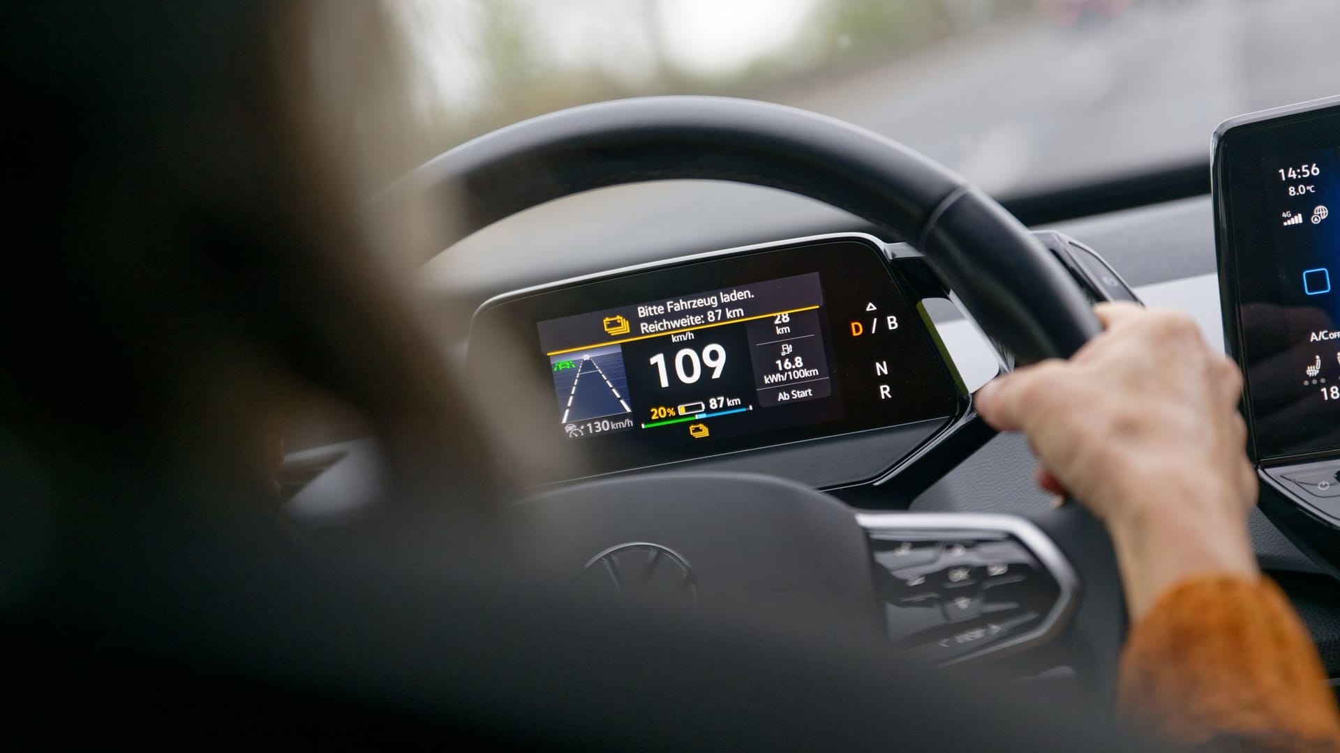 Frau fährt ein E-Auto Frau fährt ein E-Auto