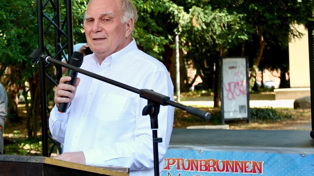 Uli Hoeneß bei der Eröffnung: Der Alte Botanische Garten sei ein "Schandfleck" gewesen, sagt er.