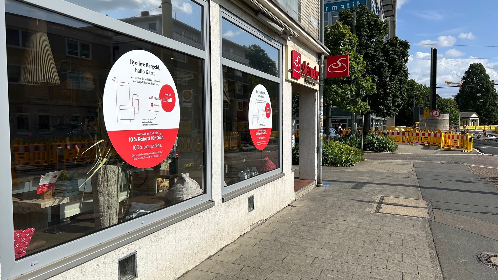 Runde Aufkleber an der Filiale in Braunschweig: Sie weisen auf das Bargeld-Aus in der Bäckerei hin.