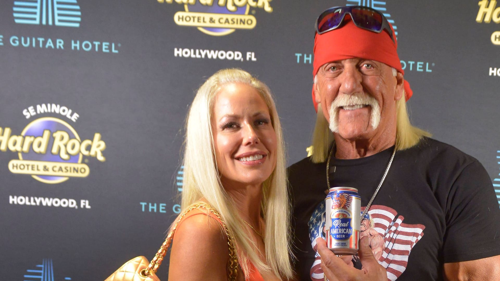 Hulk Hogan mit seiner dritten Ehefrau Sky Daily: Sie gaben sich im September 2023 das Jawort. Hulk Hogan mit seiner dritten Ehefrau Sky Daily: Sie gaben sich im September 2023 das Jawort.