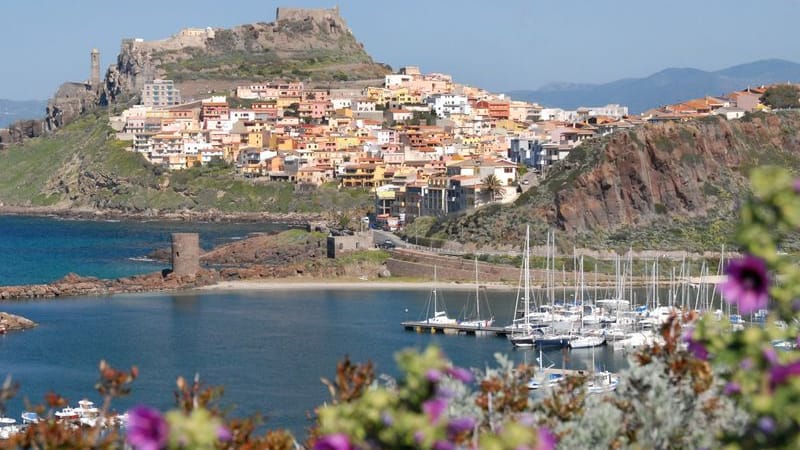 Die Altstadt von Castelsardo im Nordwesten Sardiniens (Archivbild): Die Maschine wurde in den Süden der Insel umgeleitet. Die Altstadt von Castelsardo im Nordwesten Sardiniens (Archivbild): Die Maschine wurde in den Süden der Insel umgeleitet.