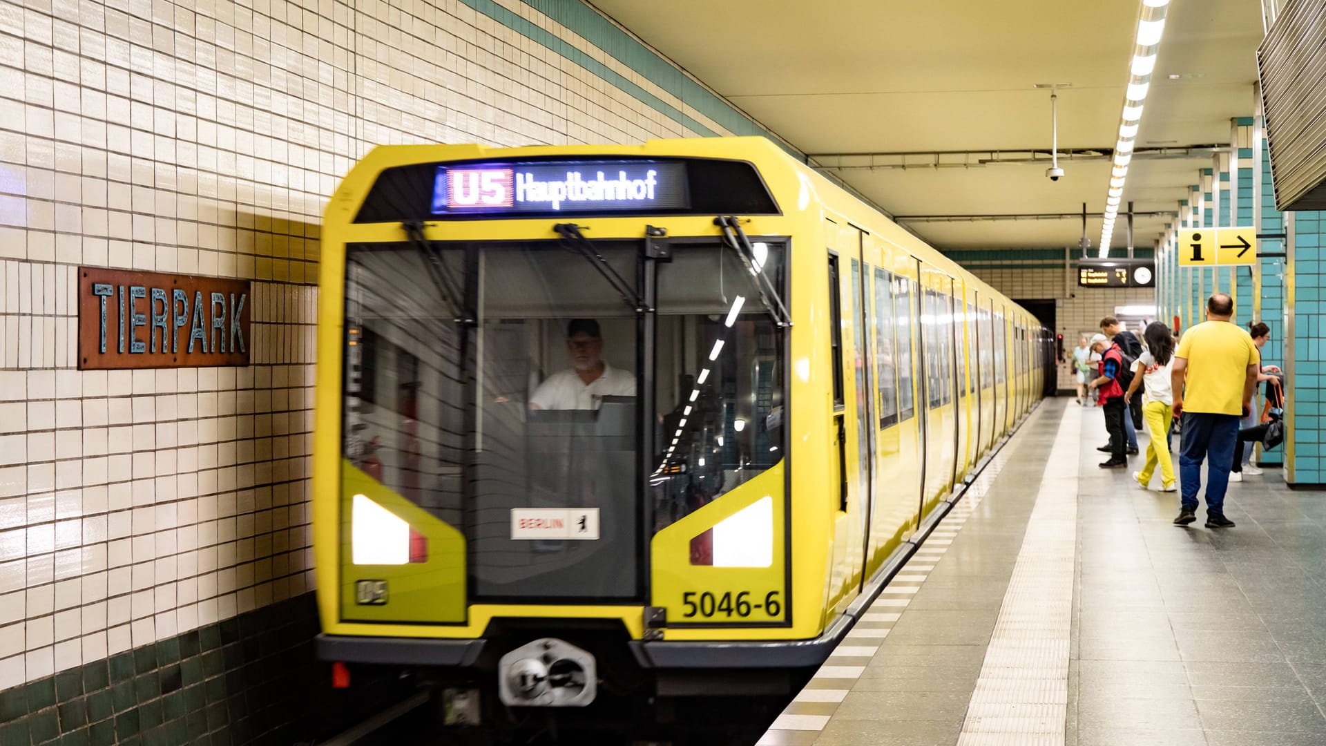 Ein Zug der Linie U5 fährt ein (Archivbild): Vom 4. August bis zum 21. September fahren keine Züge zwischen dem S- und U-Bahnhof Frankfurter Allee und dem U-Bahnhof Tierpark. Ein Zug der Linie U5 fährt ein (Archivbild): Vom 4. August bis zum 21. September fahren keine Züge zwischen dem S- und U-Bahnhof Frankfurter Allee und dem U-Bahnhof Tierpark.
