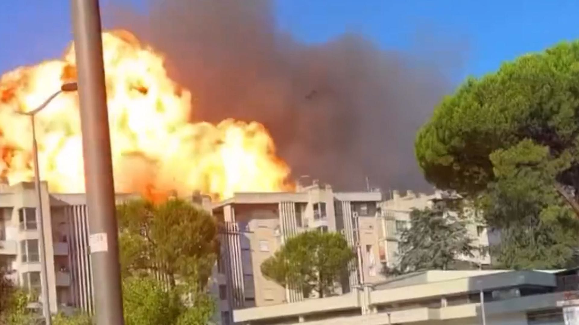 Ein riesiger Feuerball nach der Explosion an einer Tankstelle in Rom: Es gibt mehrere Verletzte.