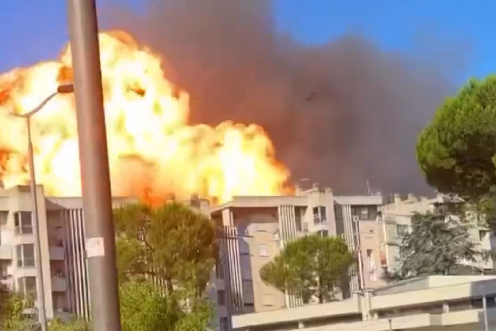 Ein riesiger Feuerball nach der Explosion an einer Tankstelle in Rom: Es gibt mehrere Verletzte.