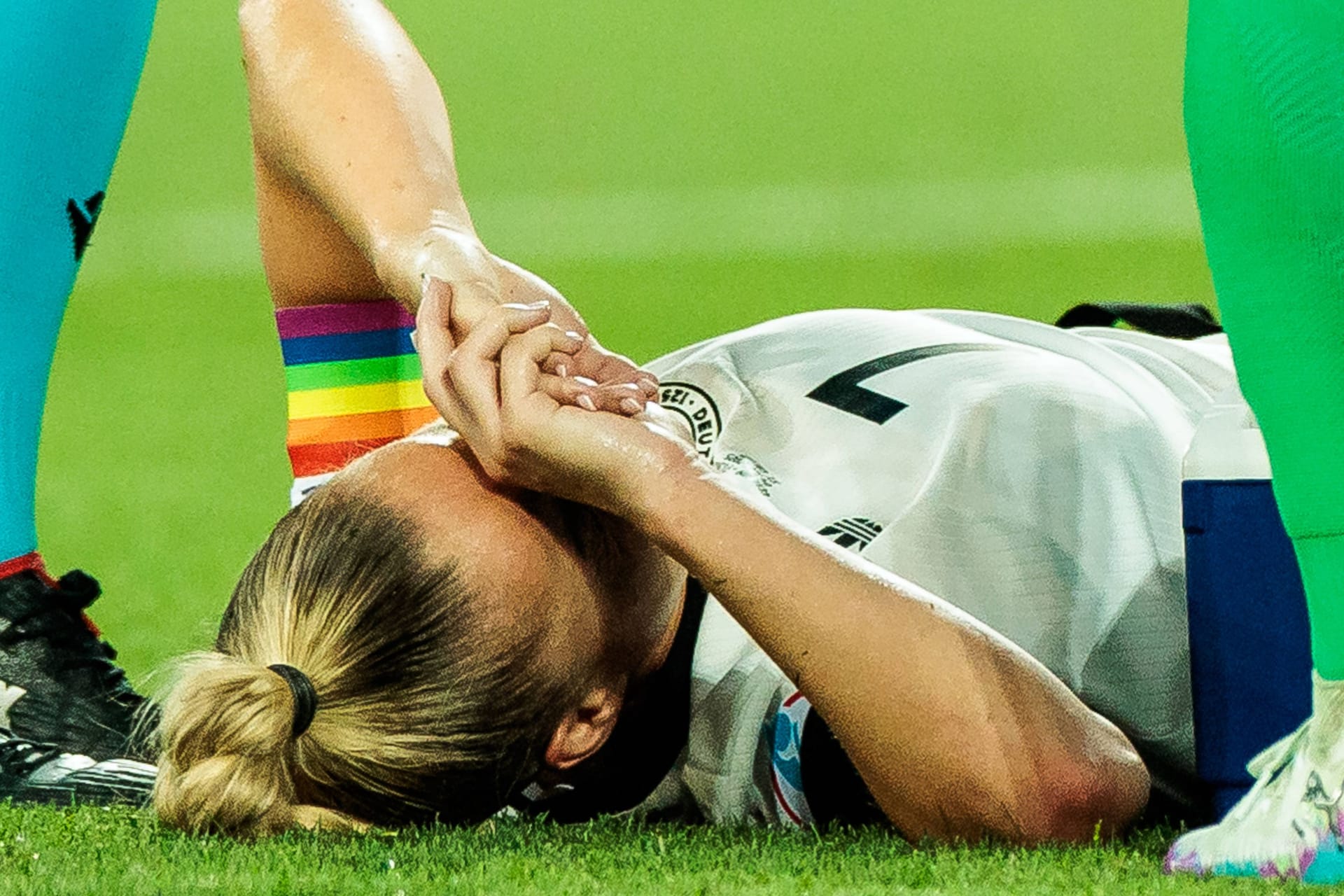 Giulia Gwinn am Boden: Die DFB-Kapitänin verletzte sich im EM-Auftaktspiel.
