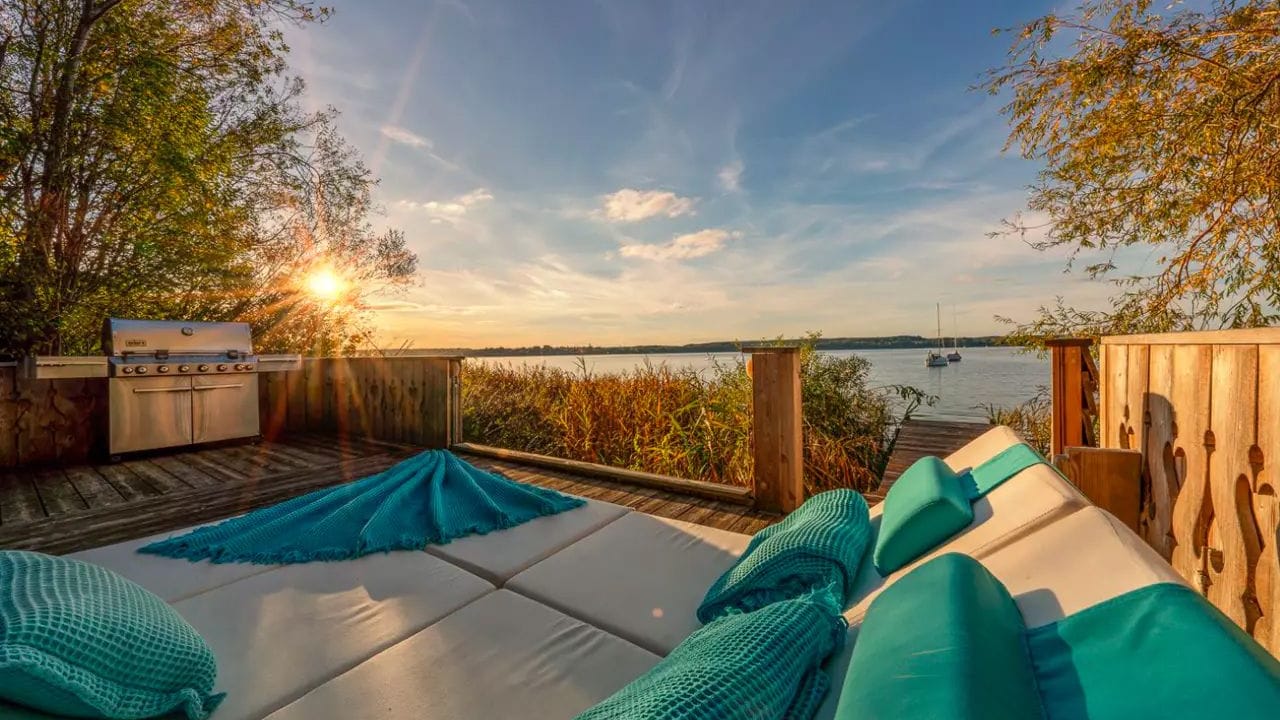 Dieser Ausblick ist wohl Millionen wert: Den direkten Zugang zum Ammersee will sich der Verkäufer einiges kosten lassen.