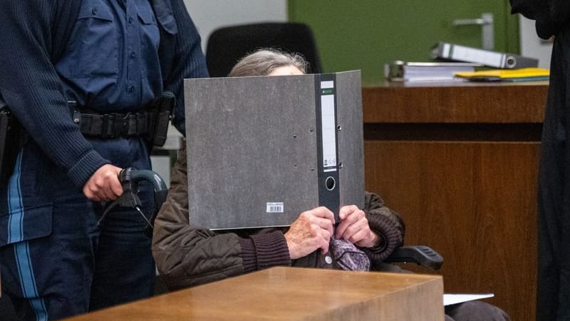 Die 90 Jahre alte Angeklagte wird von einer Polizistin in einen Sitzungssaal im Landgericht München I geschoben.
