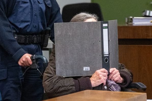 Die 90 Jahre alte Angeklagte wird von einer Polizistin in einen Sitzungssaal im Landgericht München I geschoben.