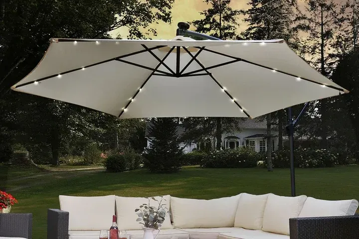 Garten-Schnäppchen bei Juskys: Diesen Sonnenschirm samt Beleuchtung gibt es für weniger als 70 Euro im Angebot.