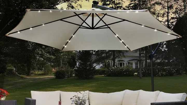 Garten-Schnäppchen bei Juskys: Diesen Sonnenschirm samt Beleuchtung gibt es für weniger als 70 Euro im Angebot.