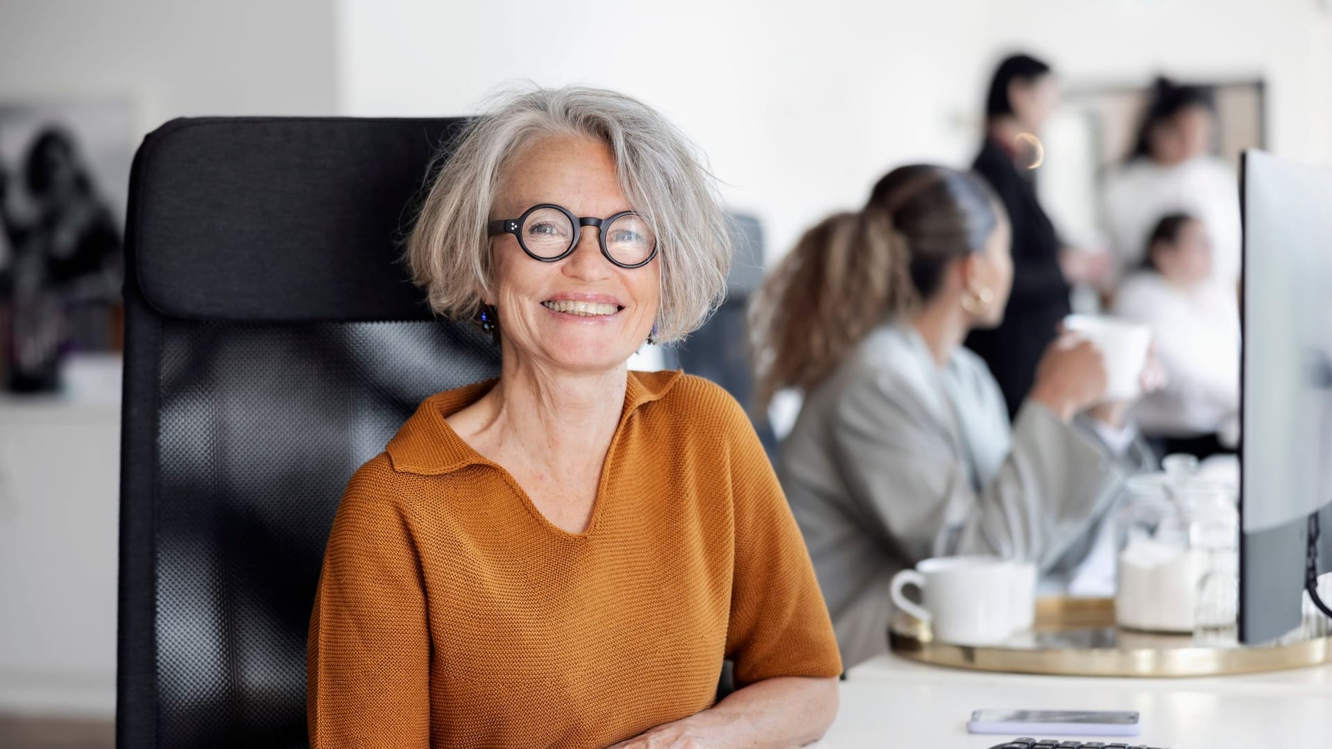 Frau Anfang 60 bei der Arbeit: Wer die Voraussetzungen erfüllt, kann auch heute noch ab 63 in Rente gehen. Frau Anfang 60 bei der Arbeit: Wer die Voraussetzungen erfüllt, kann auch heute noch ab 63 in Rente gehen.