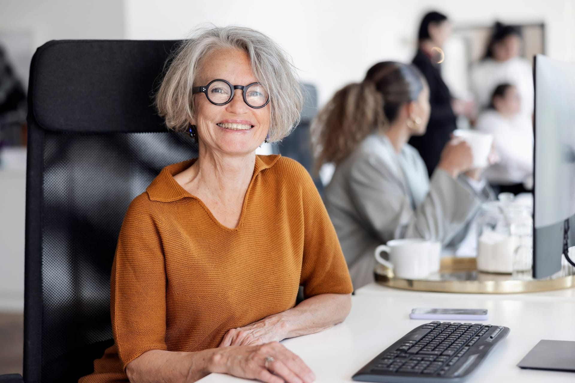 Frau Anfang 60 bei der Arbeit: Wer die Voraussetzungen erfüllt, kann auch heute noch ab 63 in Rente gehen.