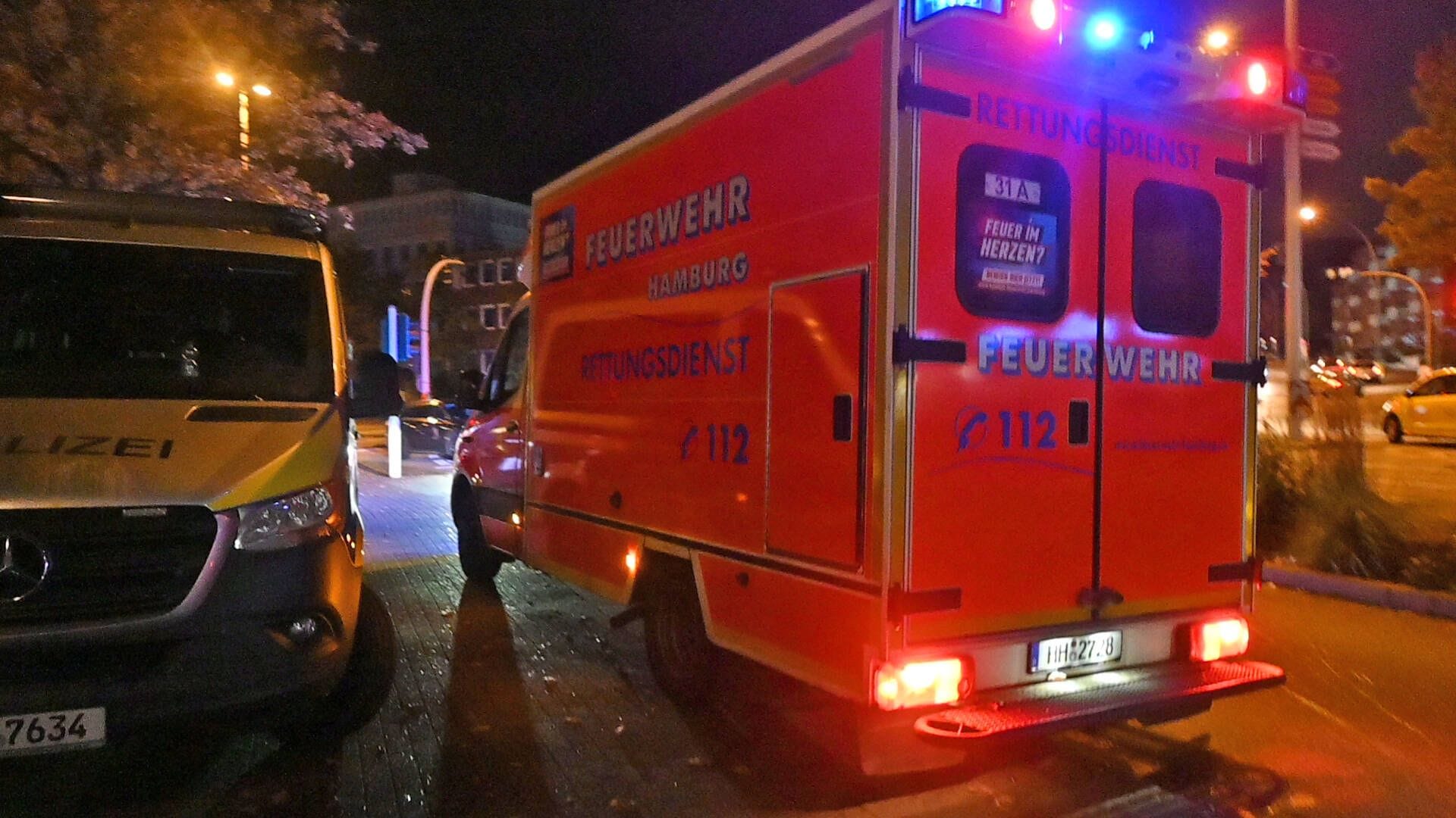 Rettungswagen im Einsatz (Symbolfoto): Im Landkreis Harburg ist am Wochenende ein Mann in einem See ertrunken. Rettungswagen im Einsatz (Symbolfoto): Im Landkreis Harburg ist am Wochenende ein Mann in einem See ertrunken.