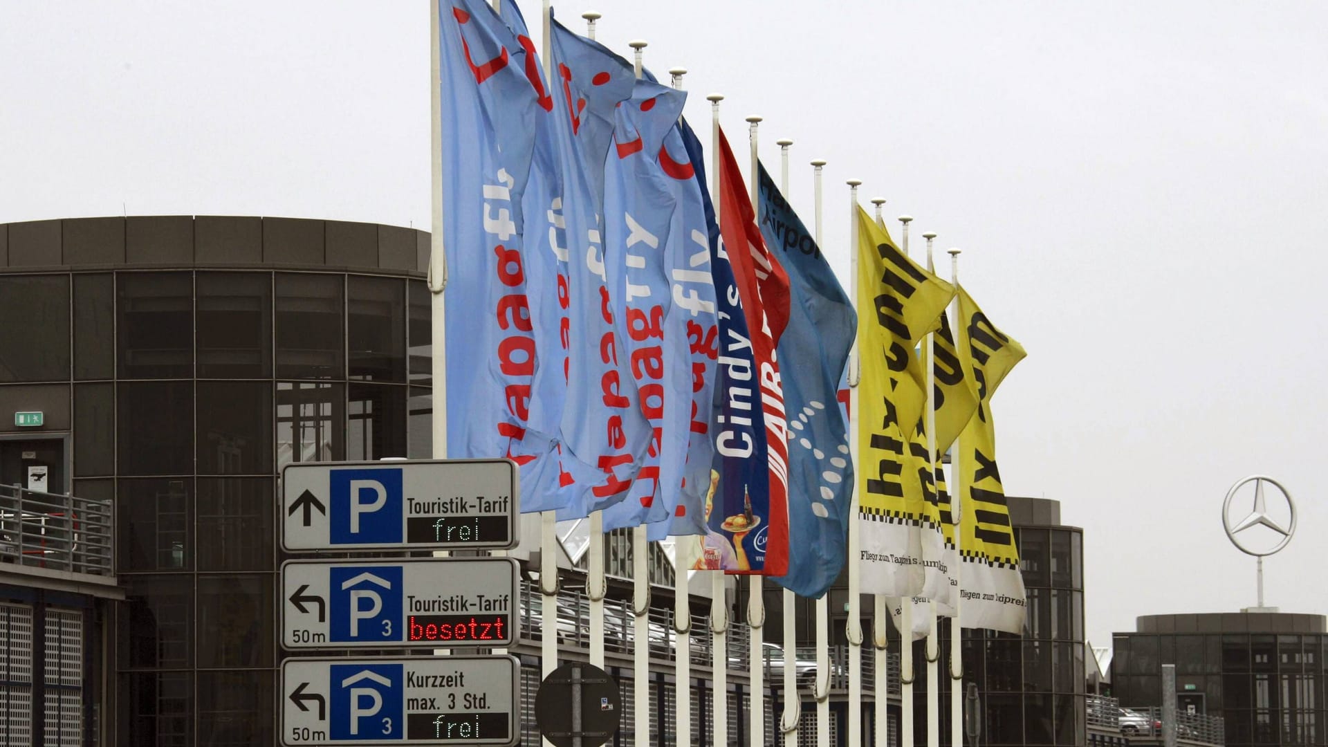 Parkleitsystem am Flughafen Hannover-Langenhagen: In manchen Parkhäusern ist es günstiger als in anderen.