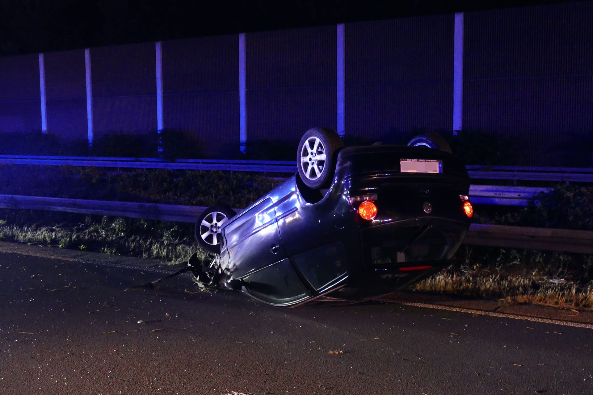 Der verunfallte Wagen. Der Fahrer floh nach dem Unfall zu Fuß. Der verunfallte Wagen. Der Fahrer floh nach dem Unfall zu Fuß.
