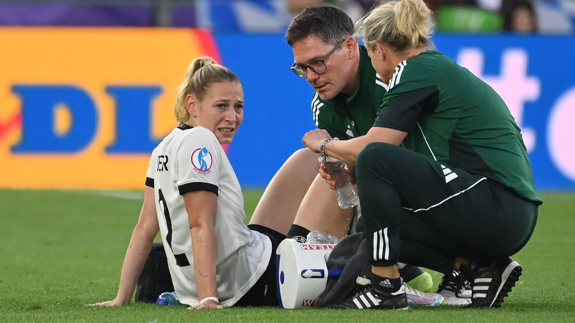Sarai Linder im Viertelfinale gegen Frankreich am Boden: Die Verteidigerin musste früh ausgewechselt werden. Sarai Linder im Viertelfinale gegen Frankreich am Boden: Die Verteidigerin musste früh ausgewechselt werden.