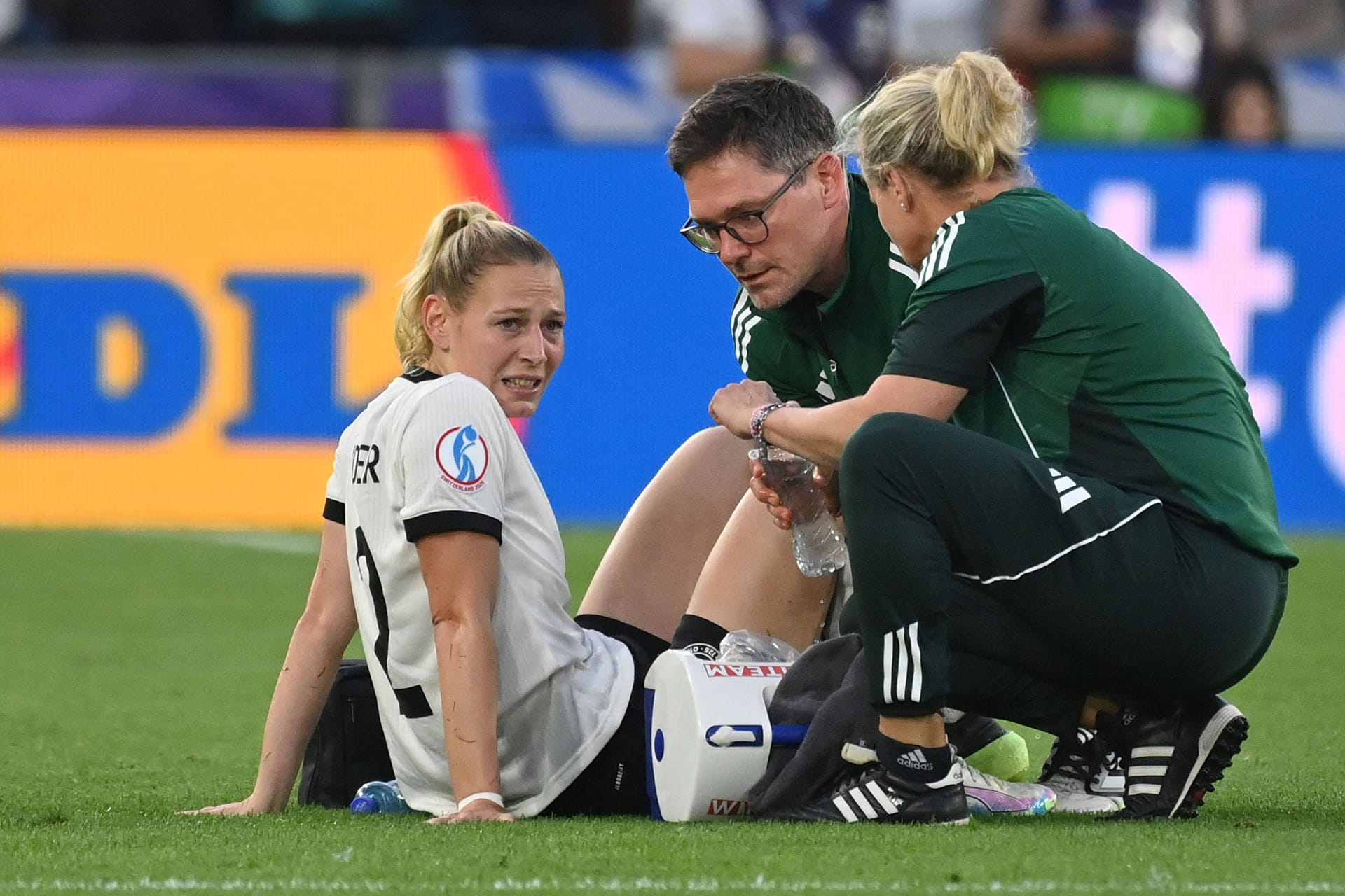 Sarai Linder im Viertelfinale gegen Frankreich am Boden: Die Verteidigerin musste früh ausgewechselt werden.