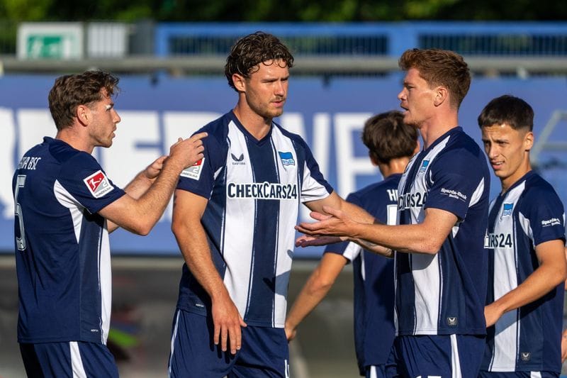 Hertha-Spieler bei einem Testspiel (Archivfoto): Bis zum neunten Spieltag muss das Trikot verändert werden. Hertha-Spieler bei einem Testspiel (Archivfoto): Bis zum neunten Spieltag muss das Trikot verändert werden.