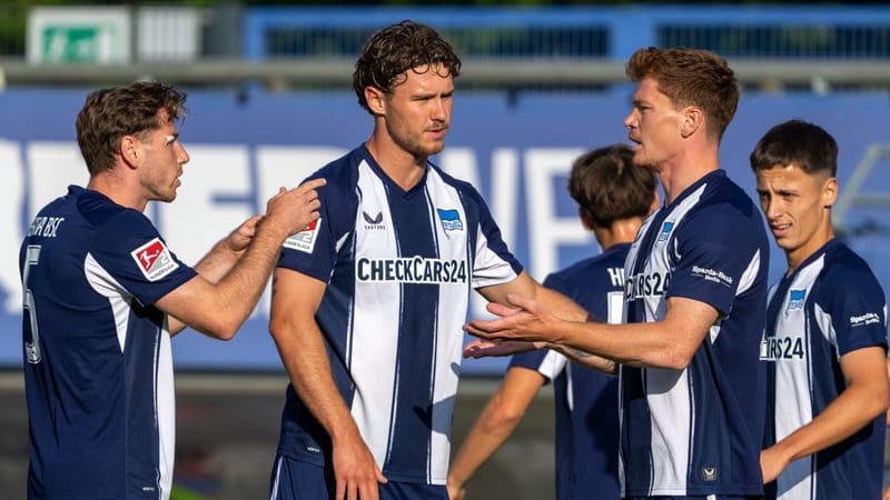 Hertha-Spieler bei einem Testspiel (Archivfoto): Bis zum neunten Spieltag muss das Trikot verändert werden. Hertha-Spieler bei einem Testspiel (Archivfoto): Bis zum neunten Spieltag muss das Trikot verändert werden.