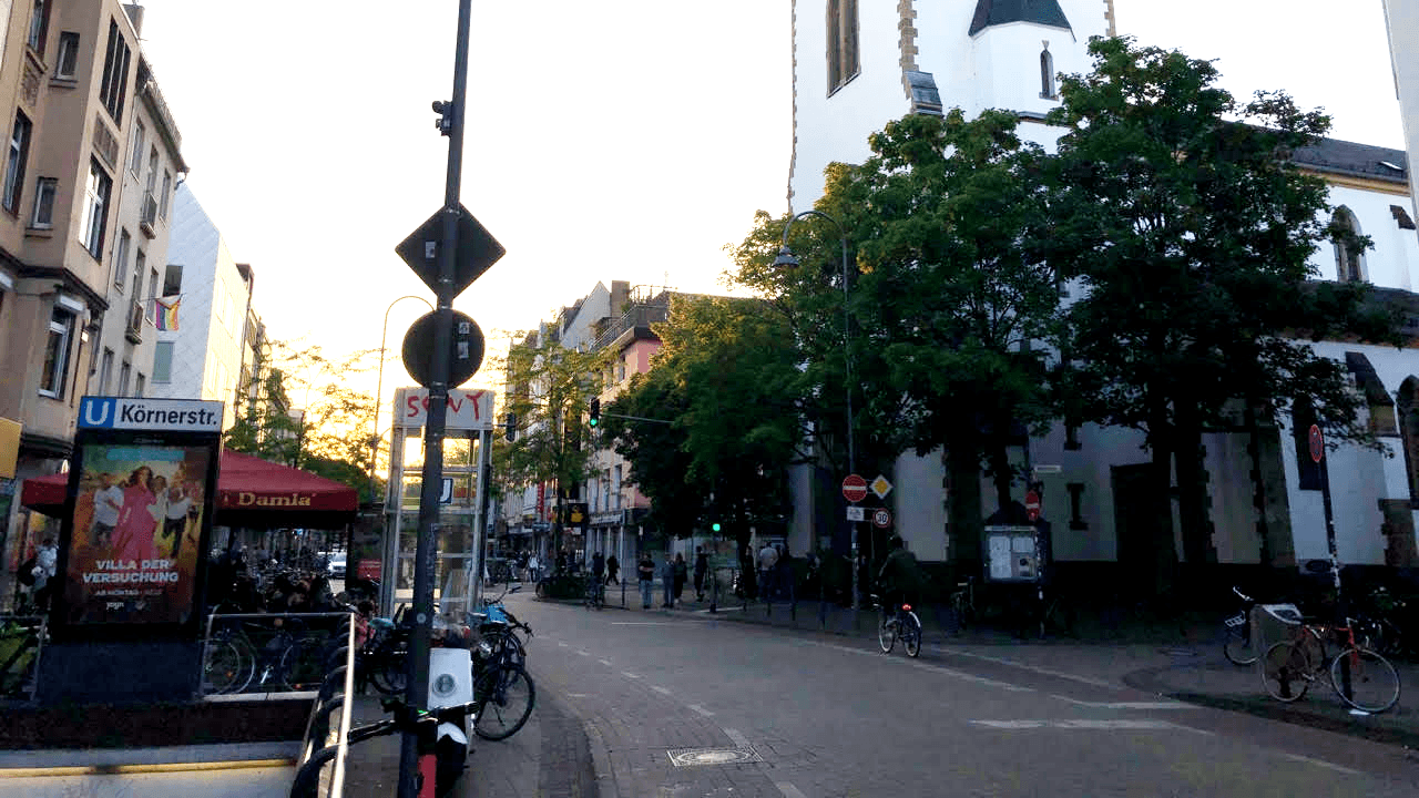 Die Kirche St. Jopseh an der Venloer Straße: Links liegt der Abgang zur U-Bahnhaltestelle "Körnerstraße".