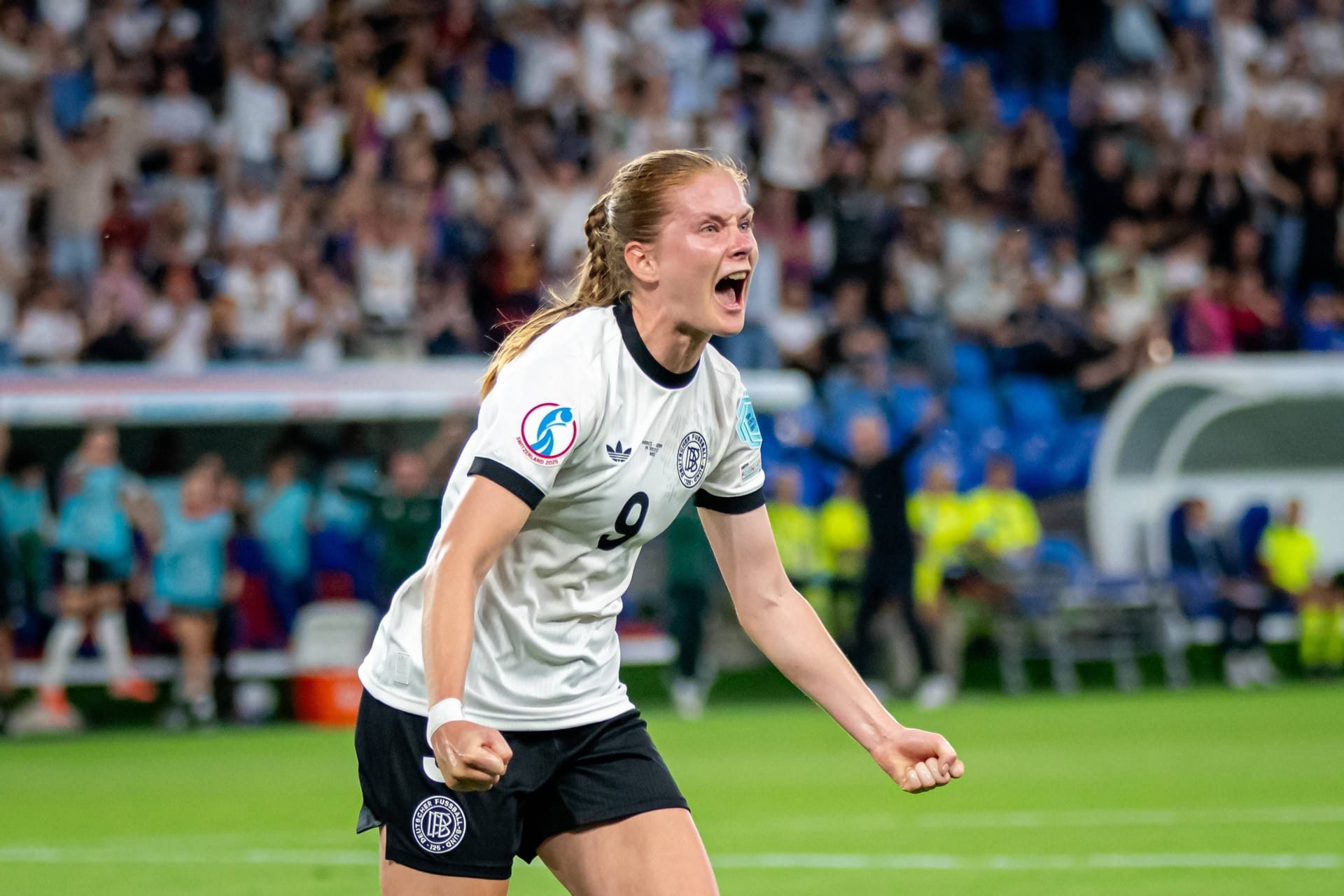 Sjoeke Nüsken: Stand in der 25. Minute goldrichtig und köpfteDeutschland zurück ins Spiel (25.). Hätte den vorzeitigen Doppelpack schnüren können, scheiterte aber vom Punk. Zeigte anschließend kleine Fehler bei der Ballannahme, die sie aber immer wieder glattbügelte. Bestach zwischenzeitlich mit tollem One-Touch-Fußball, versuchte gefährliche Bälle in die Spitze (wie in der 55.) und blockte wichtig (62.). Eiskalt beim zweiten Mal vom Punkt. Note 2