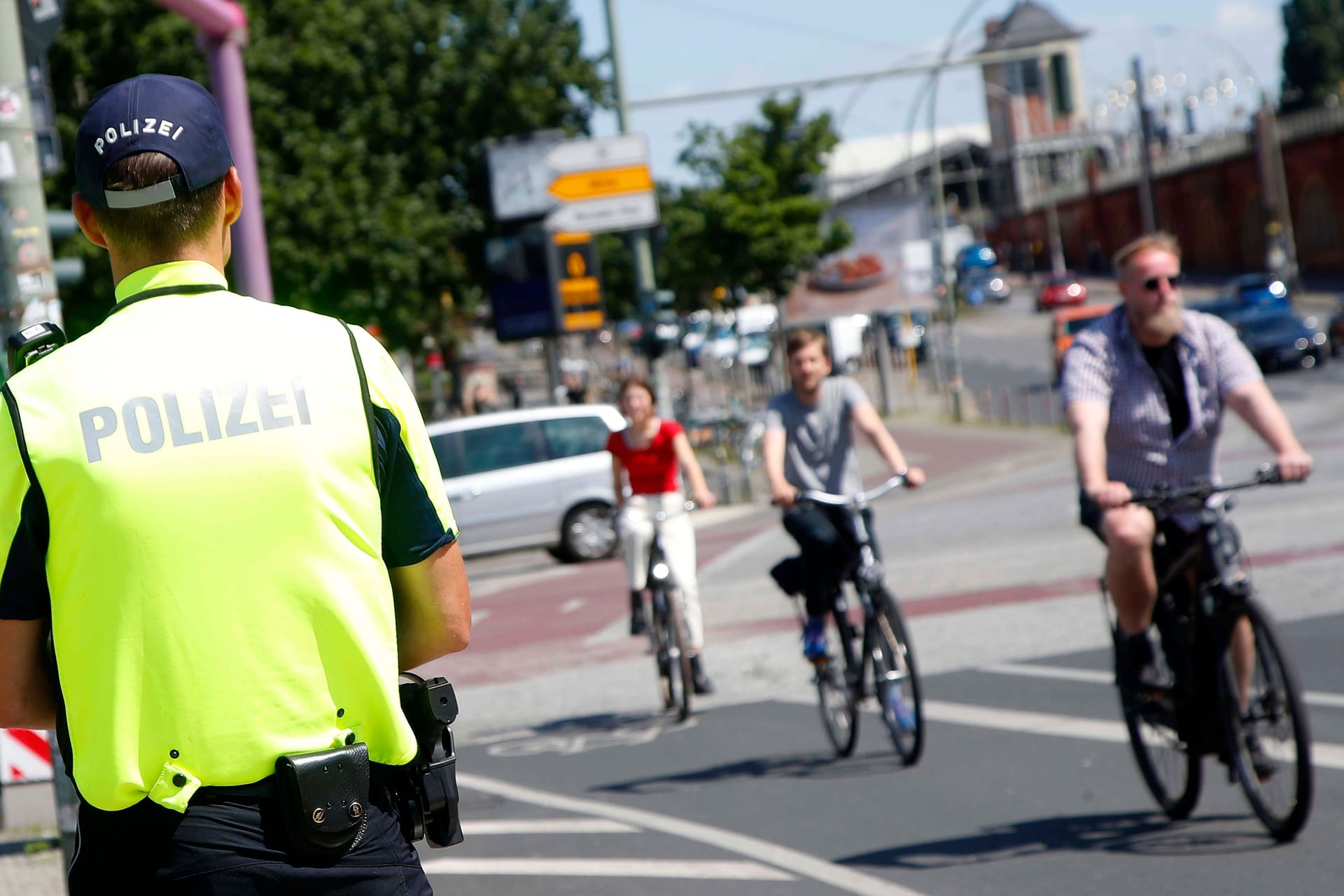 Alkohol am Lenker: Wer betrunken radelt, begeht schnell eine Straftat – und gefährdet seinen Führerschein.