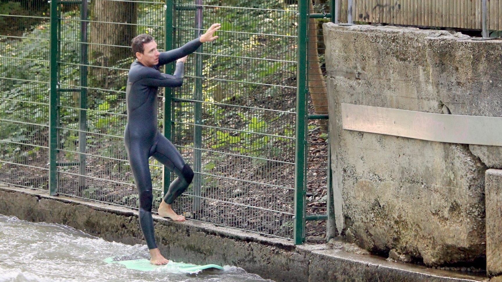 Schwieriger Einstieg: Durch den Zaun der Anwohner ist die Gefahr für die Surfer zusätzlich gestiegen. Damit soll nun Schluss sein.